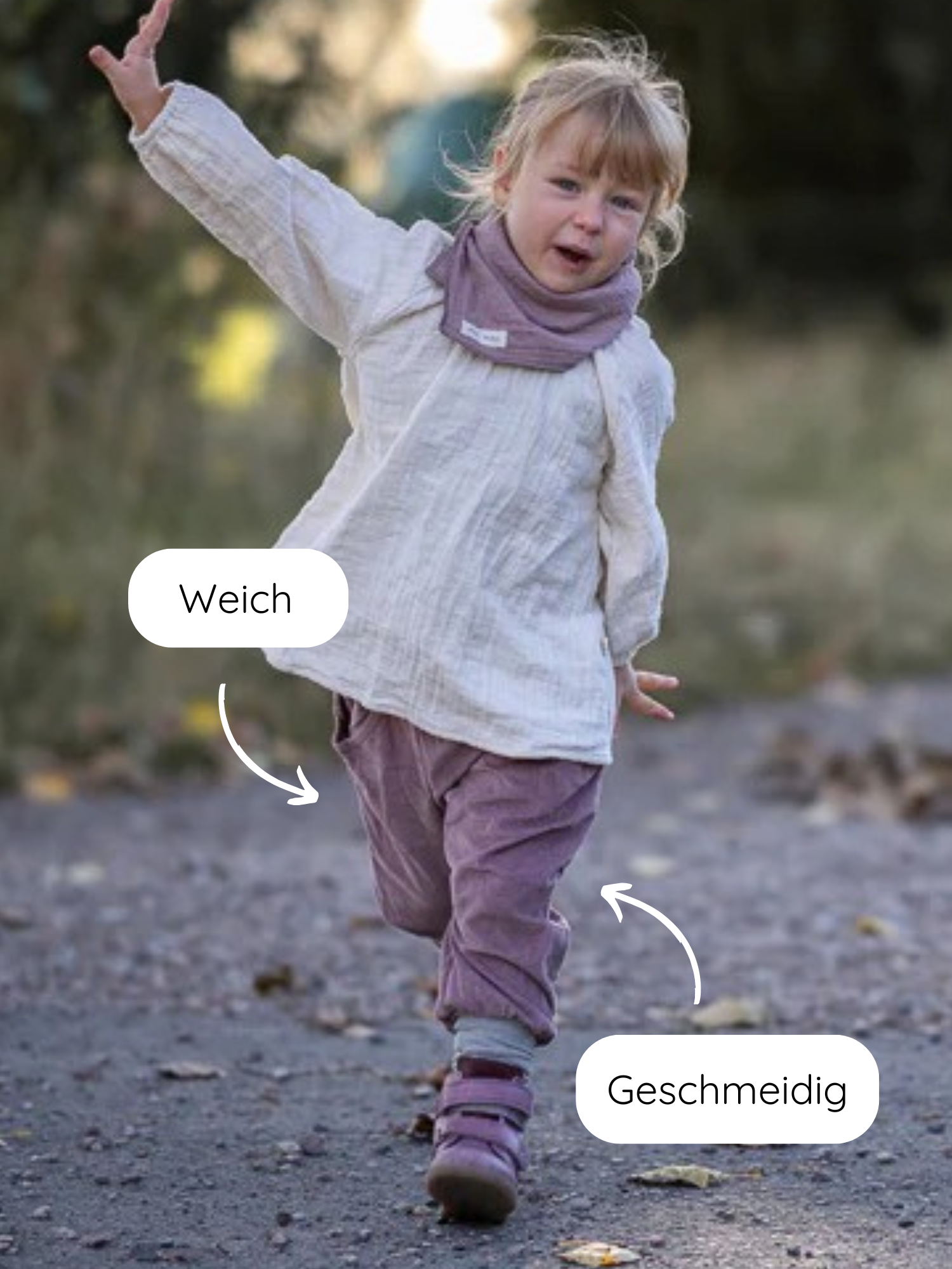 Kleinkind läuft in Knickerbocker Feincord Ringel - Malve auf Schotterweg. Weiche, geschmeidige Cordhose mit gestreiftem Bund, ideal für Bewegungsfreiheit, hervorgehoben durch Pfeile.