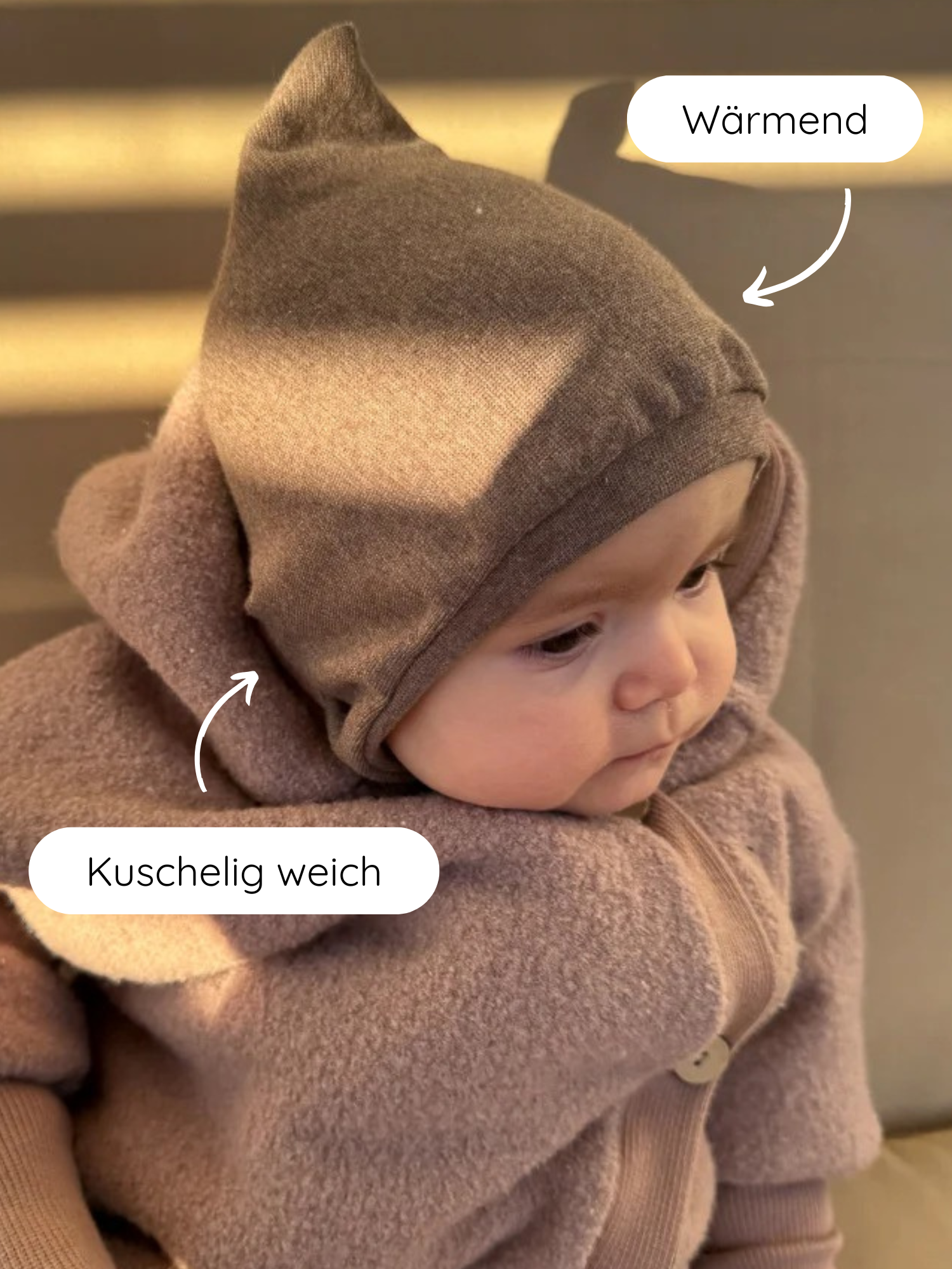 Baby trägt eine Schlupfmütze Feinstrick-Jersey - Hafer Meliert, weich und dehnbar, aus meliertem Feinstrick-Jersey, das Kopf und Ohren schützt. Fleece-Anzug ist kuschelig weich.