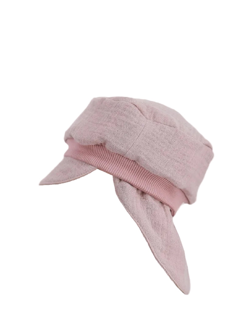 Michelmütze Musselin Puder mit Nackenschutz Gr 2Y-4Y, eine weiche Staubrosa-Kappe mit kurzem Visor, turbanartigem Hinterteil, aus leichtem Baumwollstoff, kleiner Stofffehler vorn am Bündchen.