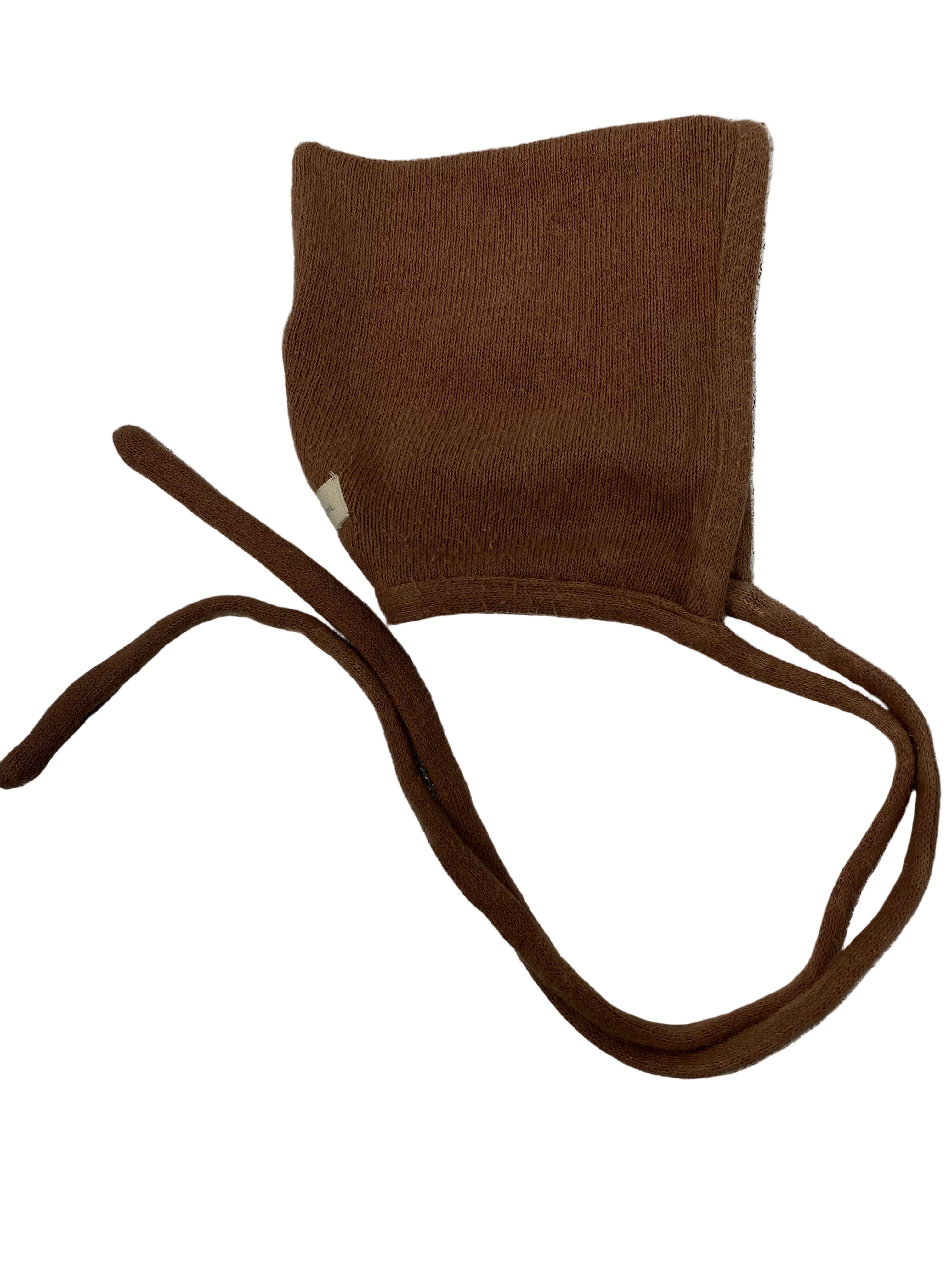 (Kopie) Zwergenmütze Strick Nougat Gr 0M-6M, eine kleine braune Strickmütze mit langen Bändern zum Unterkinnbinden, geeignet für Babys oder Kleinkinder, aus weicher Woll- oder Baumwollmischung. Zustand: gut.