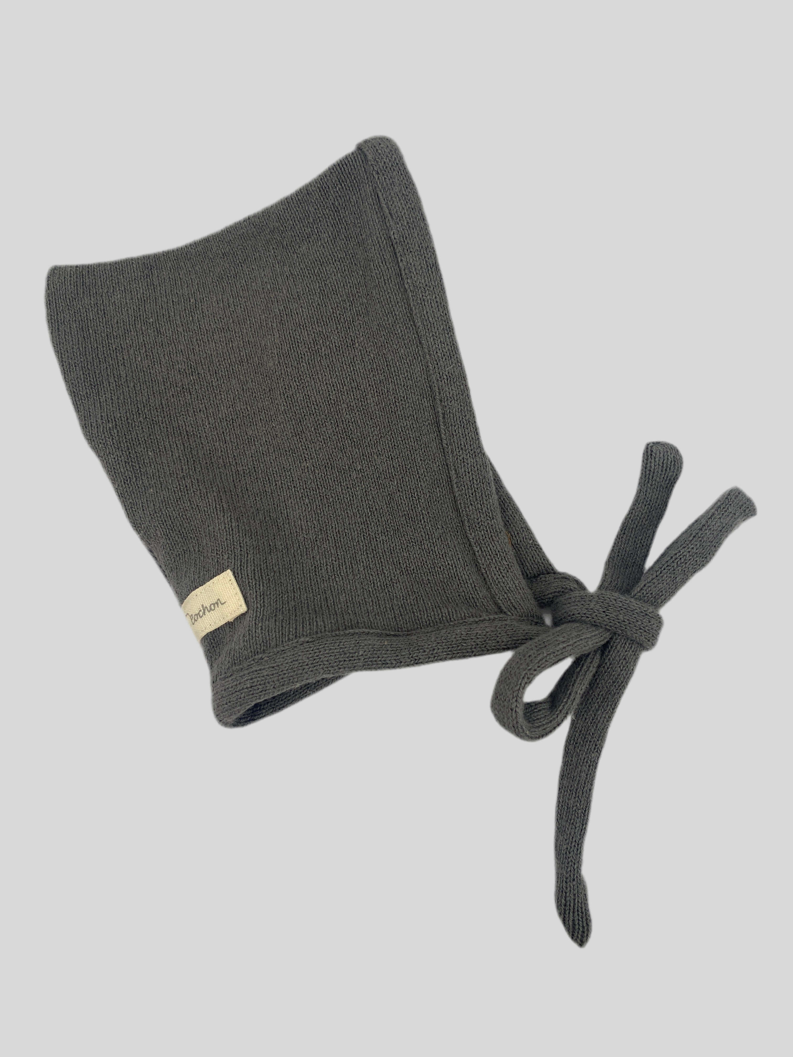 Nahaufnahme der Zwergenmütze Strick Asphalt Gr. 3M, ein modisches Accessoire. Zeigt die feinen Strickdetails und die hochwertige Verarbeitung, ideal für Babys ab drei Monaten. Zustand: neu.
