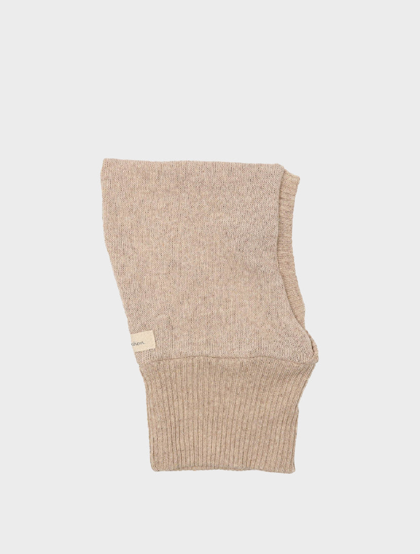 Schlupfmütze Strick Sand Gr 0M-6M: Weiche, gerippte Strickmütze im Balaclava-Stil für Babys, die Kopf und Hals bedeckt, mit freiem Gesichtsausschnitt. Zustand: neu.