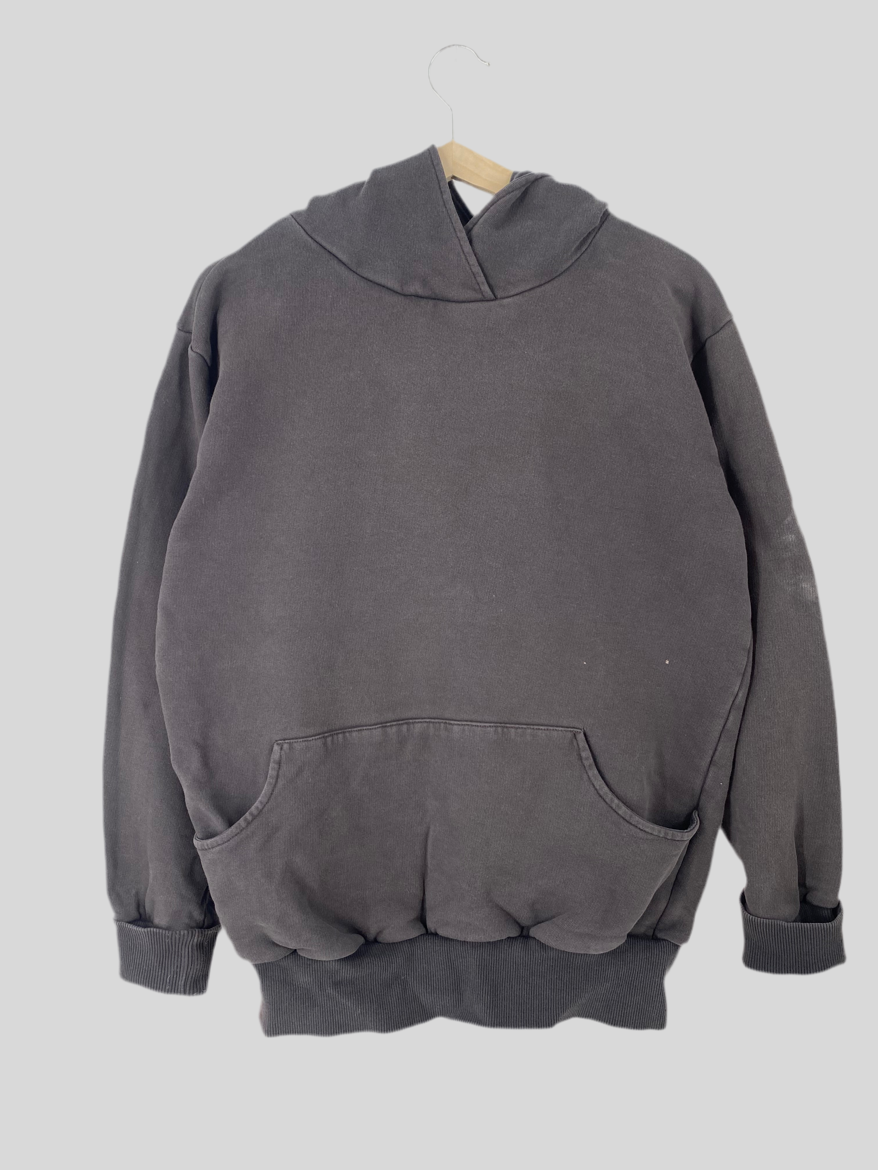Hoodie Bio Sweat Ruß Gr. S mit sichtbarem Fleck am rechten Ärmel und kleinen Flecken vorne, Zustand okay.