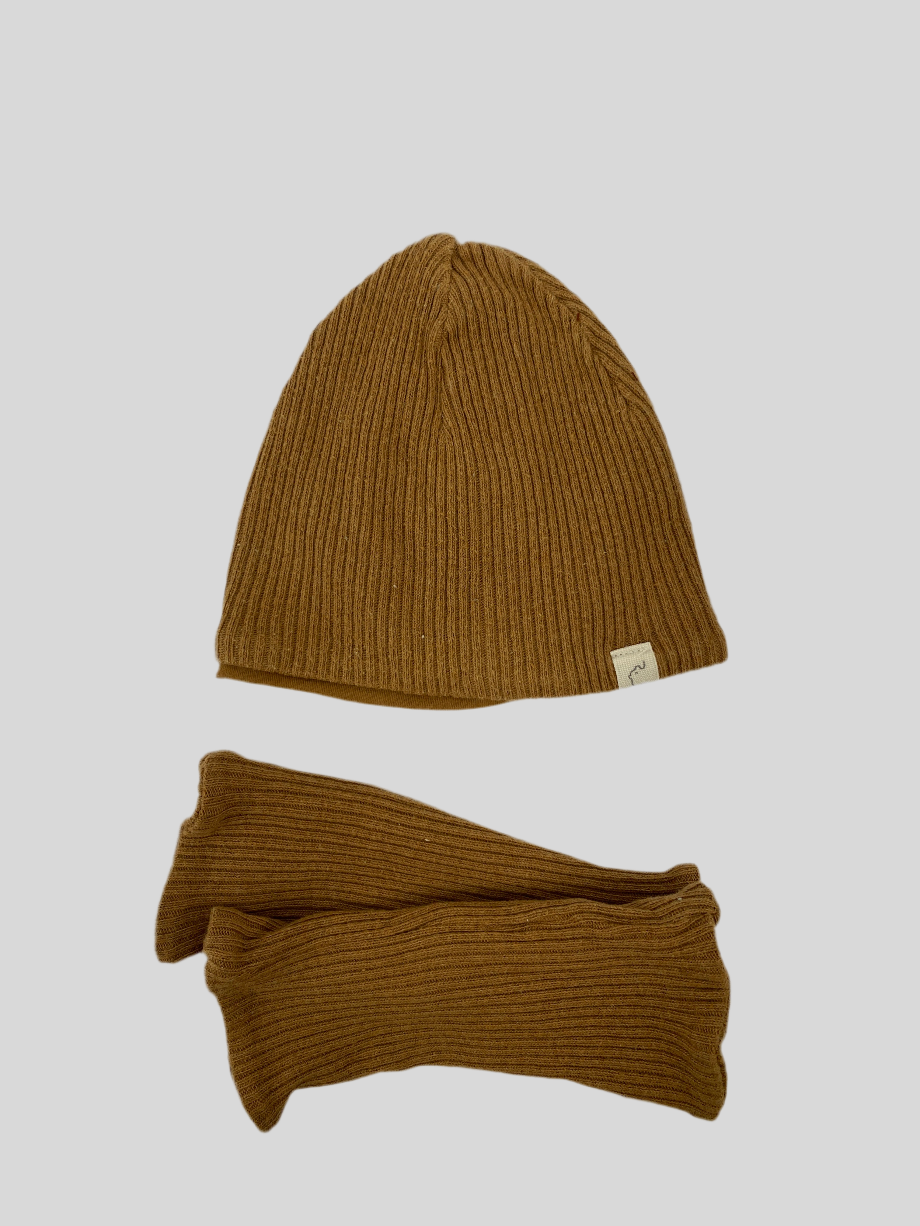 Partnerlook Set Beanie Gr. 6M & Damen Stulpen Rippstrick Sahara aus braunem Strickmaterial, bestehend aus einer Beanie-Mütze und passenden Stulpen, jeweils im Rippstrick-Design, Zustand: gut.