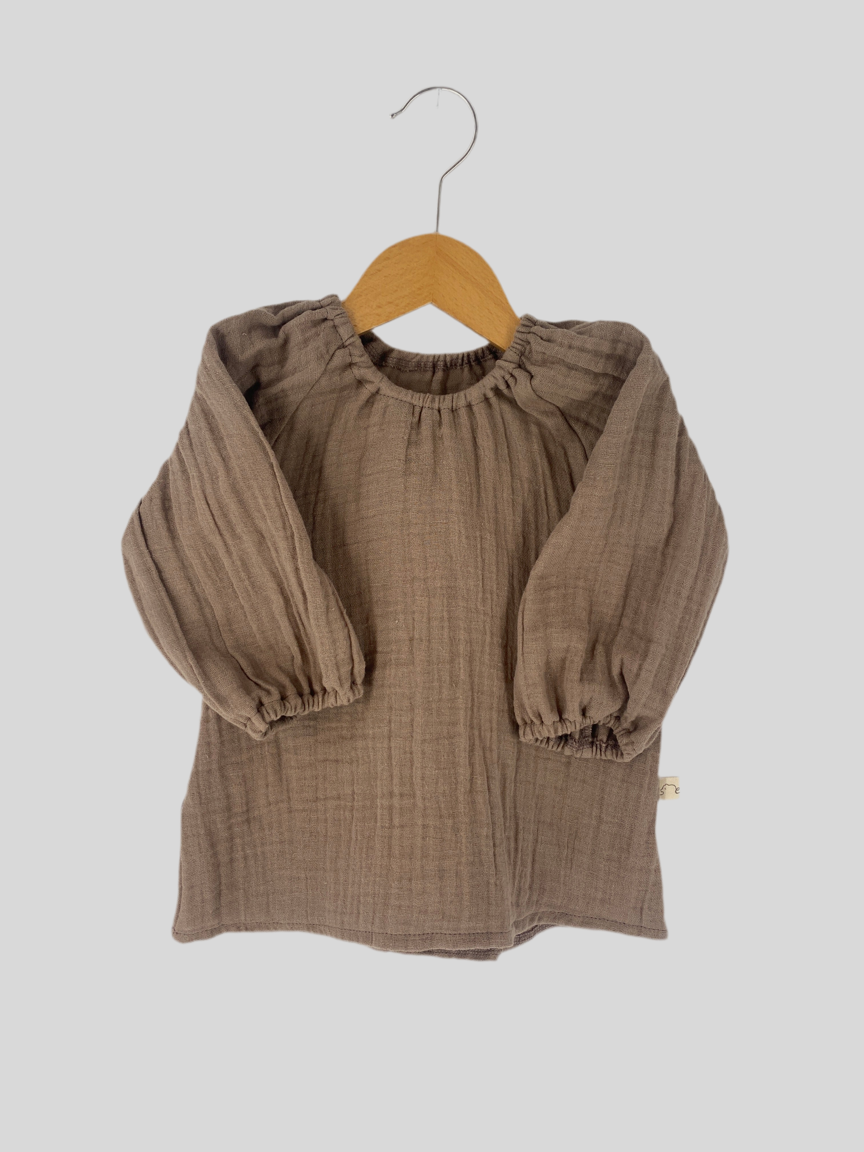 Blüschen Musselin Schlamm Gr. 1Y, neu, zeigt sich in sanftem Musselin-Stoff, ideal für einjähriges Kind. Bequemes Design, perfekt für Alltag und besondere Anlässe.