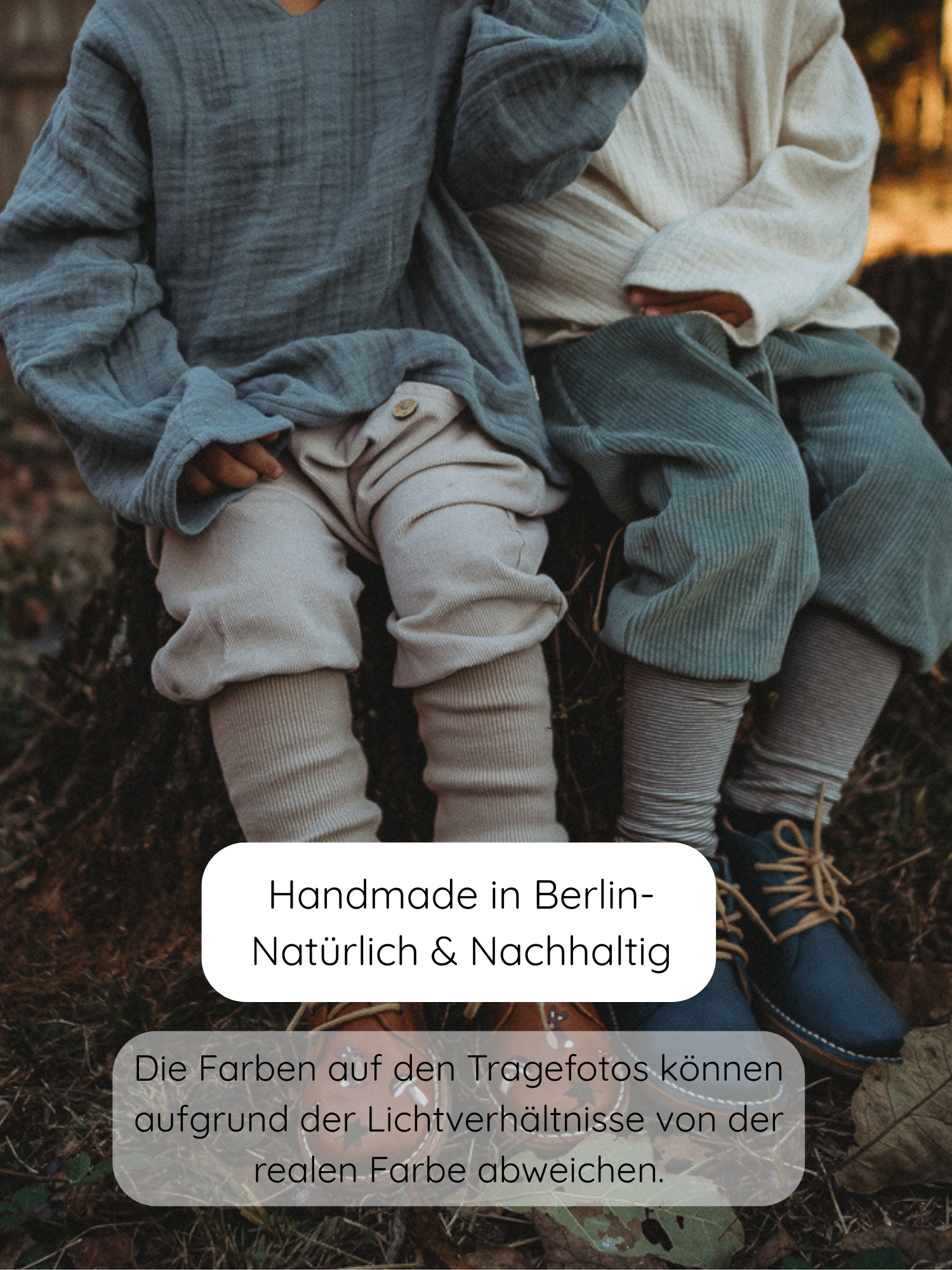 Knickerbocker Feincord - Sand: Zwei Kleinkinder sitzen auf einem Baumstumpf, tragen handgefertigte, bequeme Feincord-Knickerbocker und Lederschuhe, betont natürliche und nachhaltige Berliner Herstellung.