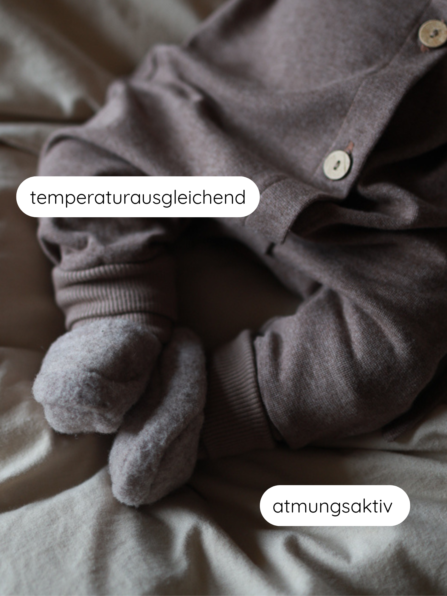 Babybooties Merino Wollfleece - Hafer: Ein Baby trägt einen braunen Einteiler und dicke, fleecige Booties aus atmungsaktivem, temperaturausgleichendem Merino-Wollfleece, ideal für warme, schweißfreie Füße.