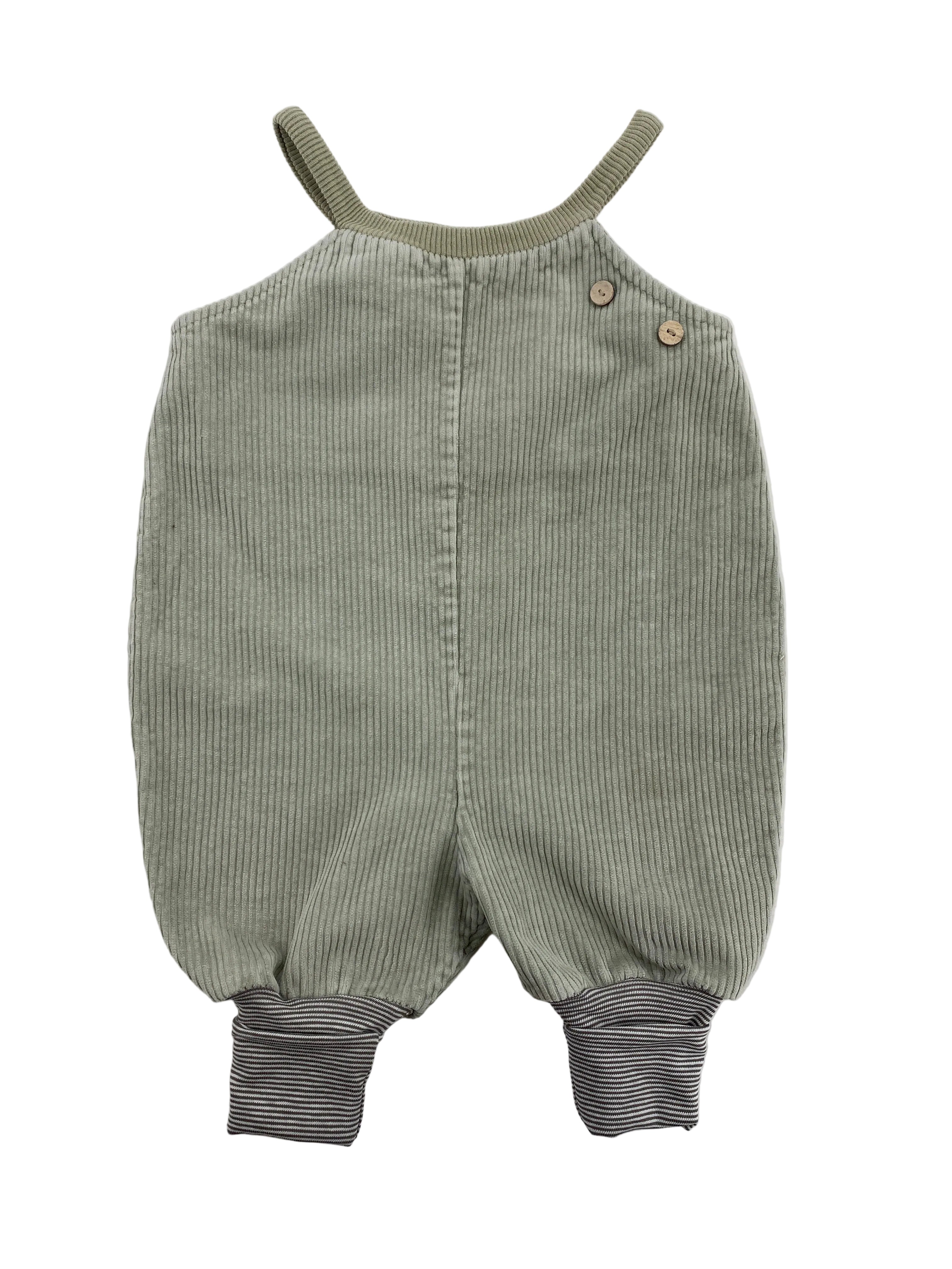 Schlupflatzhose Breitcord Aqua Gr 6M: Baby-Cord-Romper mit dünnen Trägern, geripptem Ausschnitt, zwei Holzknöpfen und gestreiften Strickbündchen an den Beinen. Zustand: sehr gut.