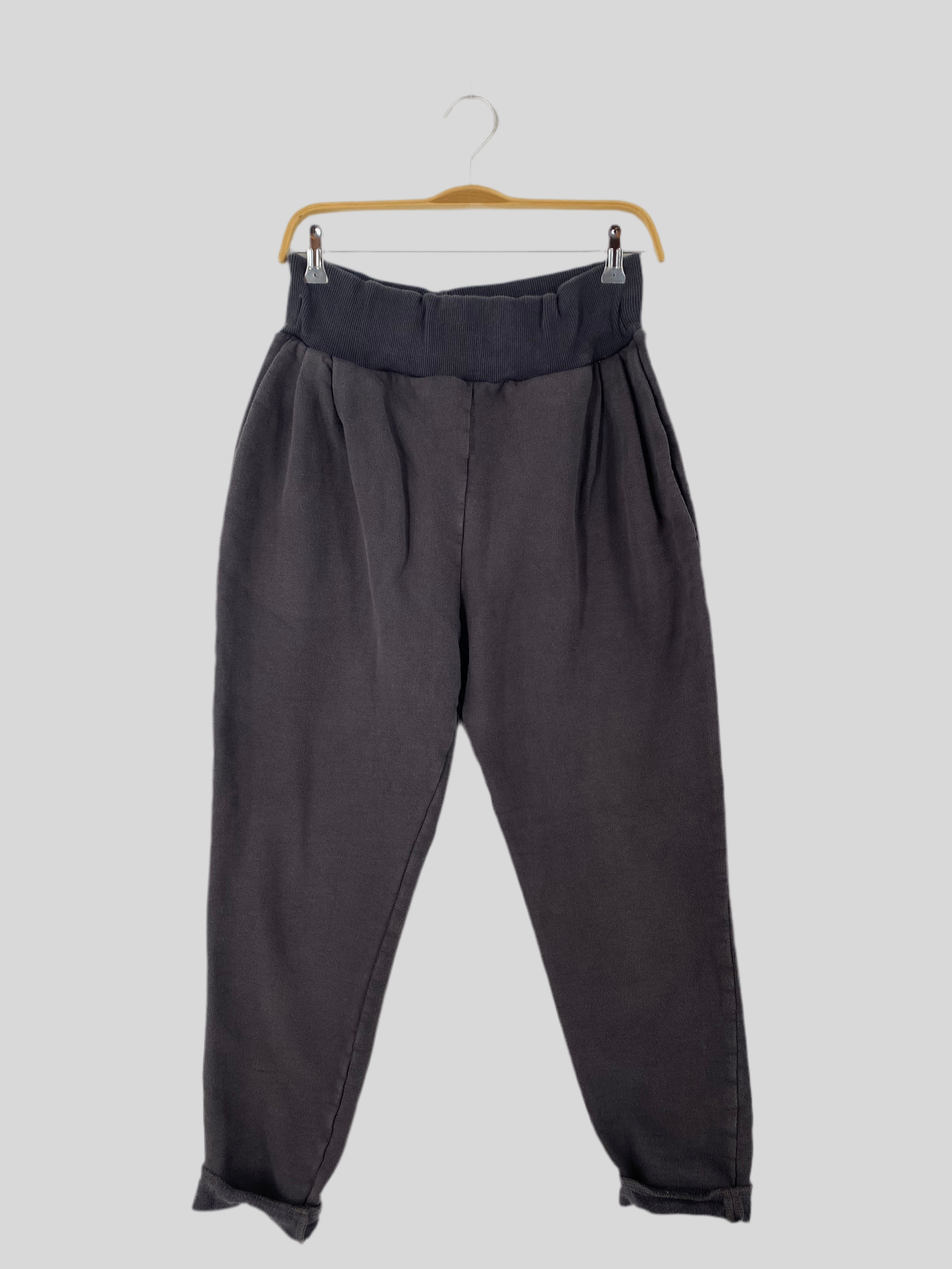 Jogginghose Bio Sweat Ruß Gr. M in gutem Zustand, mittlere Größe, mit elastischem Bund und entspannter Passform, ideal für bequeme Freizeitaktivitäten.