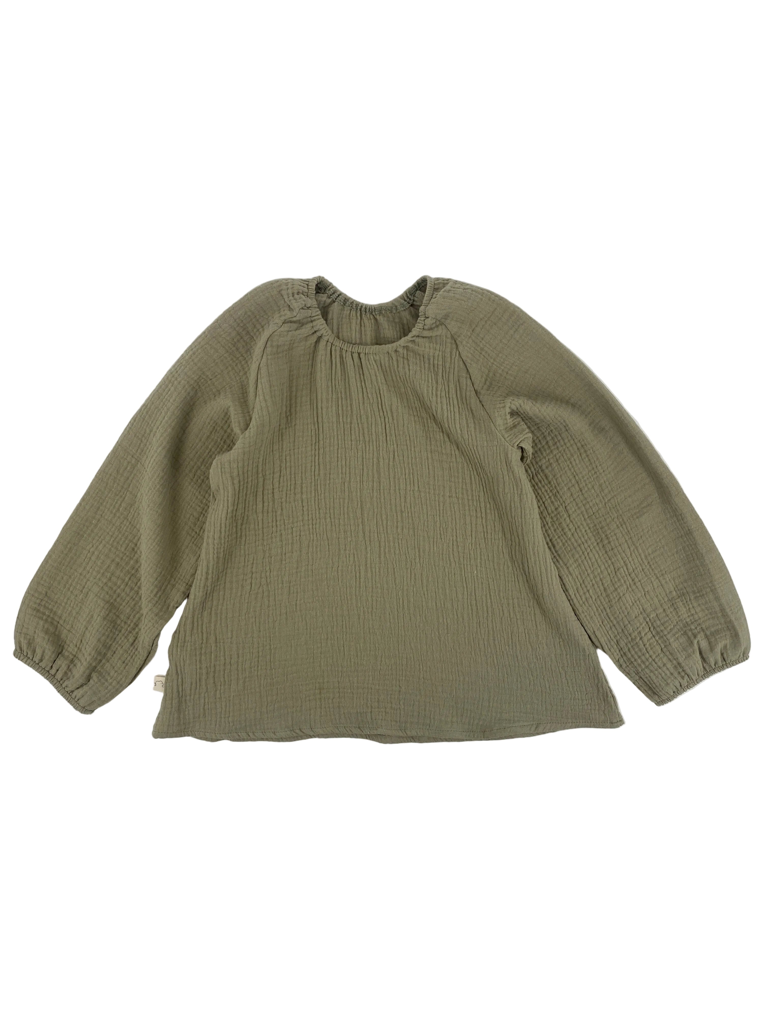 Blüschen Musselin Salbei Gr 6/7Y aus leichtem, gekräuseltem Stoff mit elastischem Ausschnitt und Bündchen, flach auf weißem Hintergrund liegend, zeigt stilvolle Details und komfortables Design.