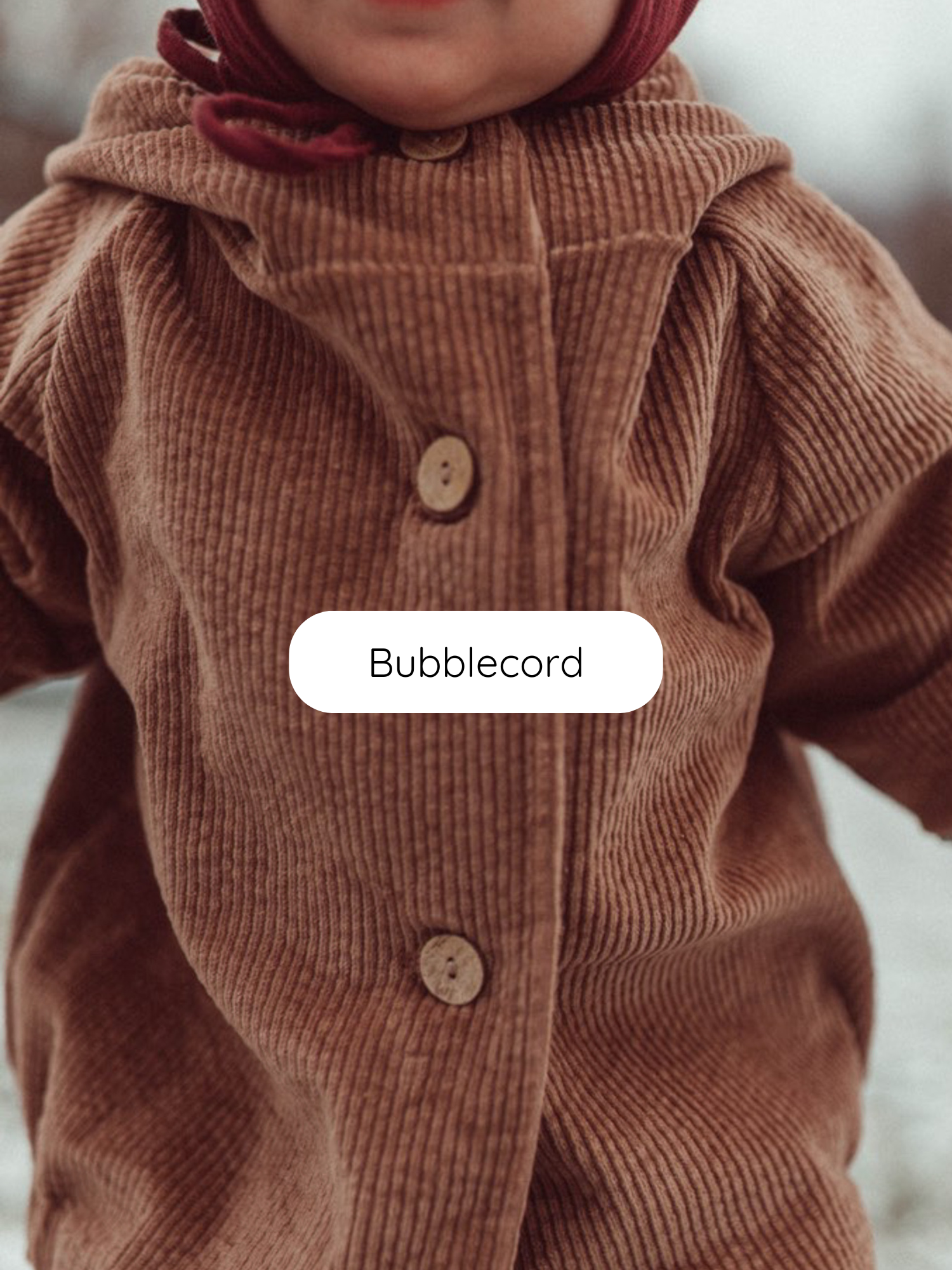 Kleinkind in Wichteljacke Breitcord Stretch - Weizen mit großen Holzknöpfen und süßer Wichtelkapuze, aus weichem Breitcord, ideal für wachsende Kinder durch krempelbare Ringel-Armbündchen.
