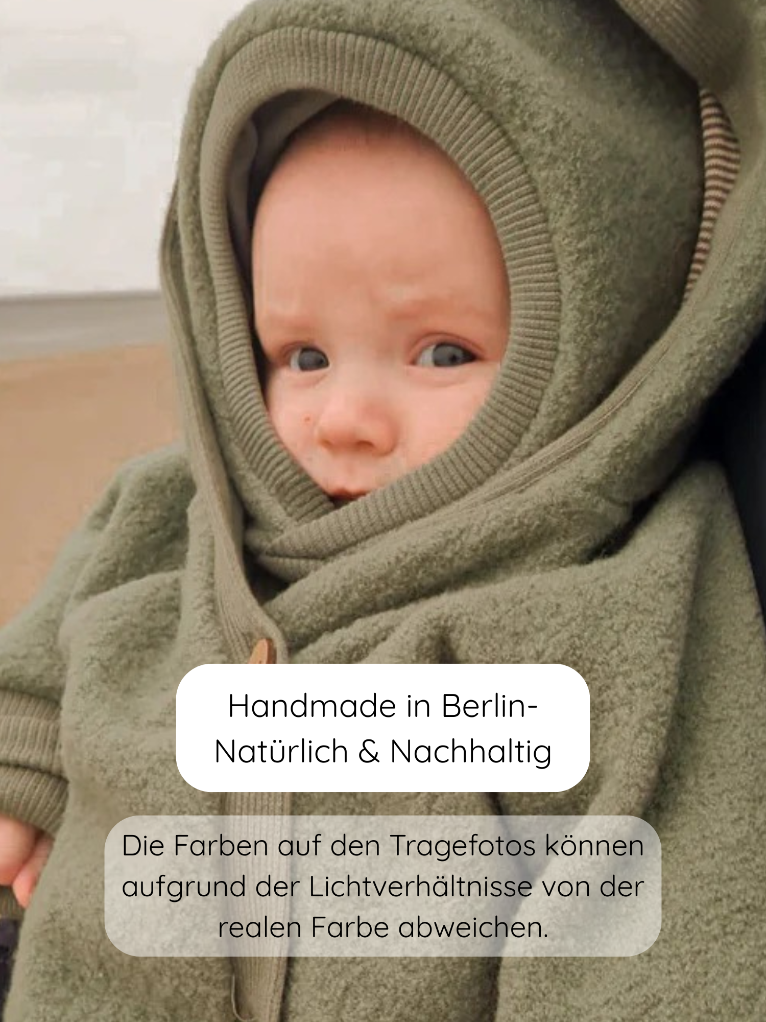 Schlupfmütze Wollwalk - Pistazie: Ein Kind trägt eine olivgrüne, handgefertigte Kapuzenmütze aus Wollwalk mit Bio-Jersey-Futter, die das Gesicht frei lässt und den Kopf bis Hals umhüllt.