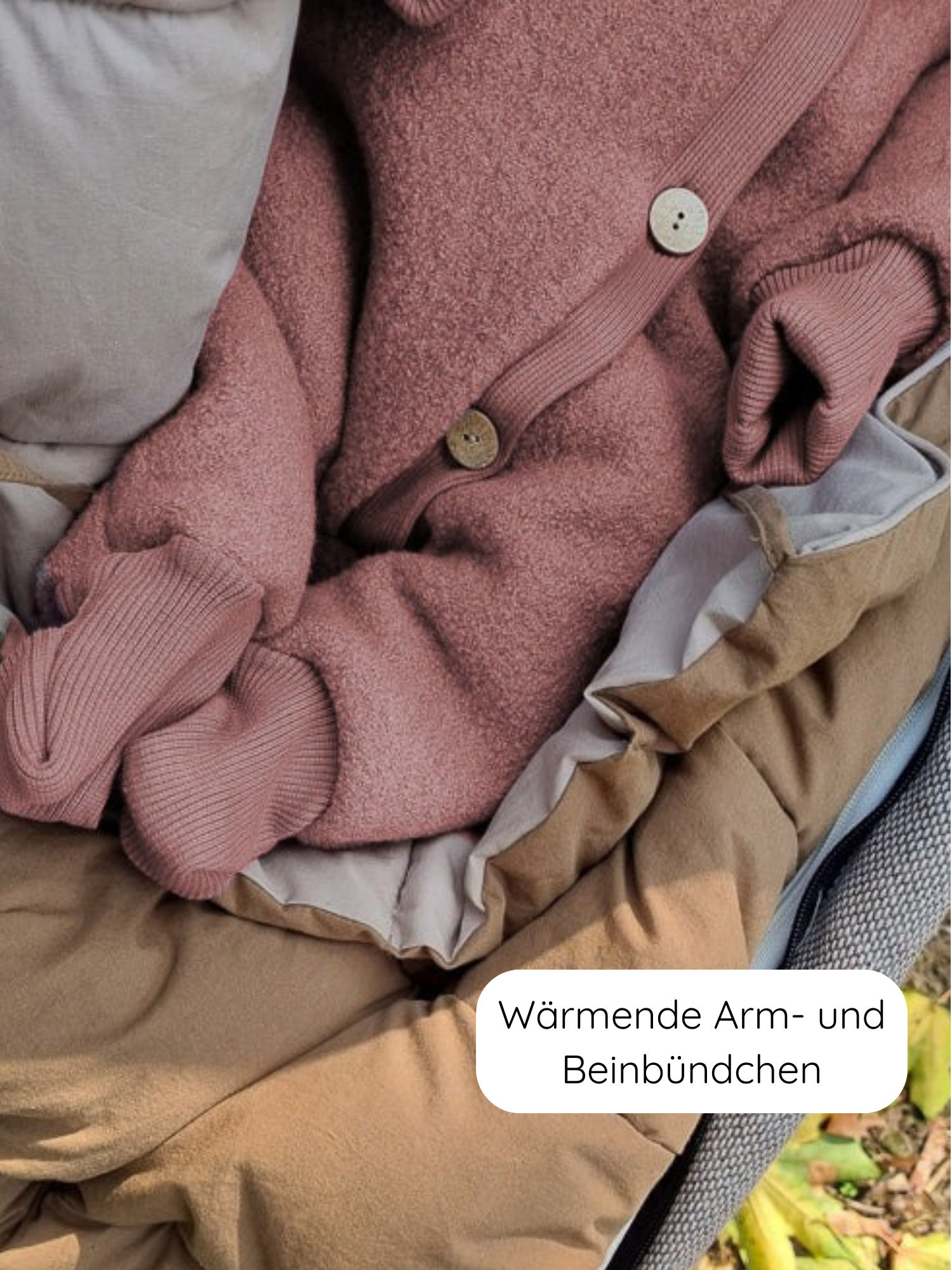 Winter Wollwalk Overall mit Teddyfutter - Zimt: Ein Baby trägt einen Overall mit wärmenden Bündchen im Kinderwagen, die Arm- und Beinbündchen schützen vor Kälte, ideal für kalte Wintertage.