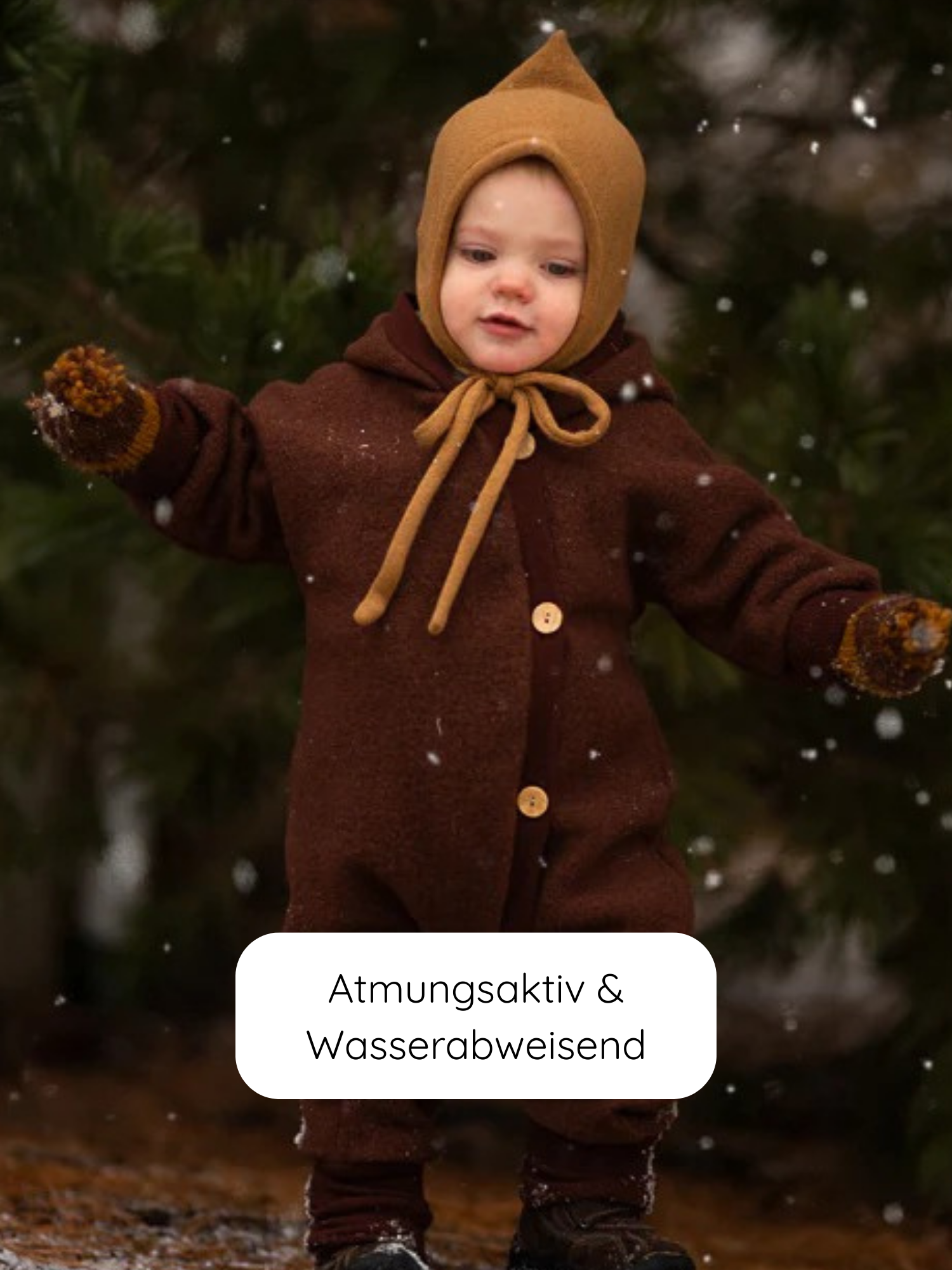 Kleinkind im Winter Wollwalk Overall mit Teddyfutter - Schoko, komplett in schokobraunem Einteiler mit passenden Fäustlingen und Stiefeln, trägt gelbe Zipfelmütze. Hinweis: Atmungsaktiv & Wasserabweisend.