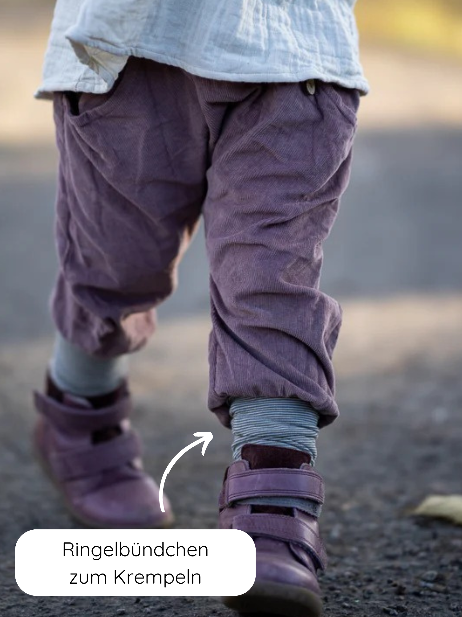 Nahaufnahme der Knickerbocker Feincord Ringel - Malve: Lila Cordhosen mit aufgerolltem Saum zeigen gestreifte Bündchen, kombiniert mit passenden Velcro-Schuhen. Ideal für aktive Kinder, die Bewegungsfreiheit schätzen.