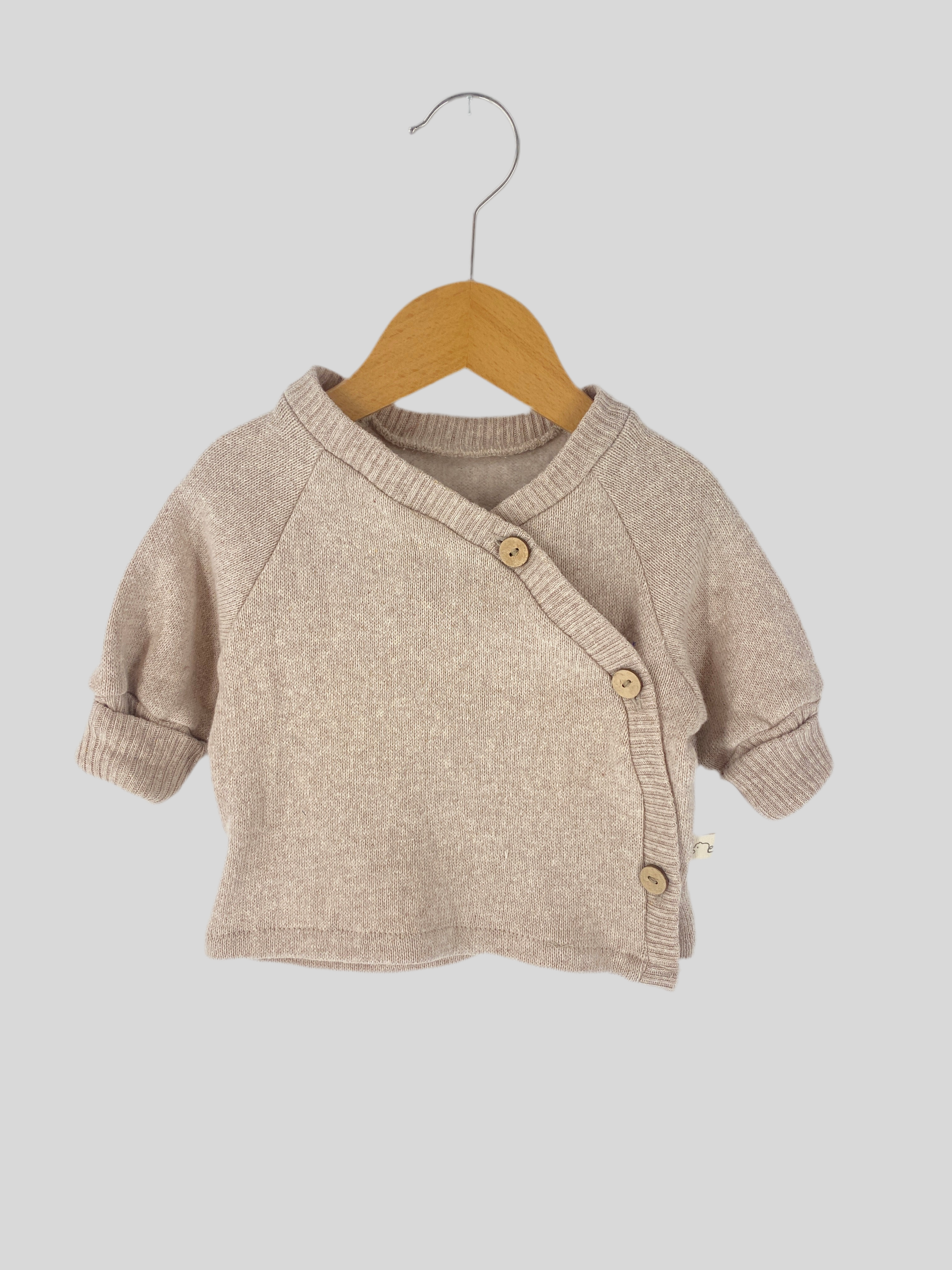 Baby Schlüttli Strick Sand Gr. 0M, neu, gestricktes Babyjäckchen in sandfarbenem Design, ideal für Neugeborene. Perfekt verarbeitet mit zarter Strickqualität und praktischen Knöpfen für einfaches Anziehen.