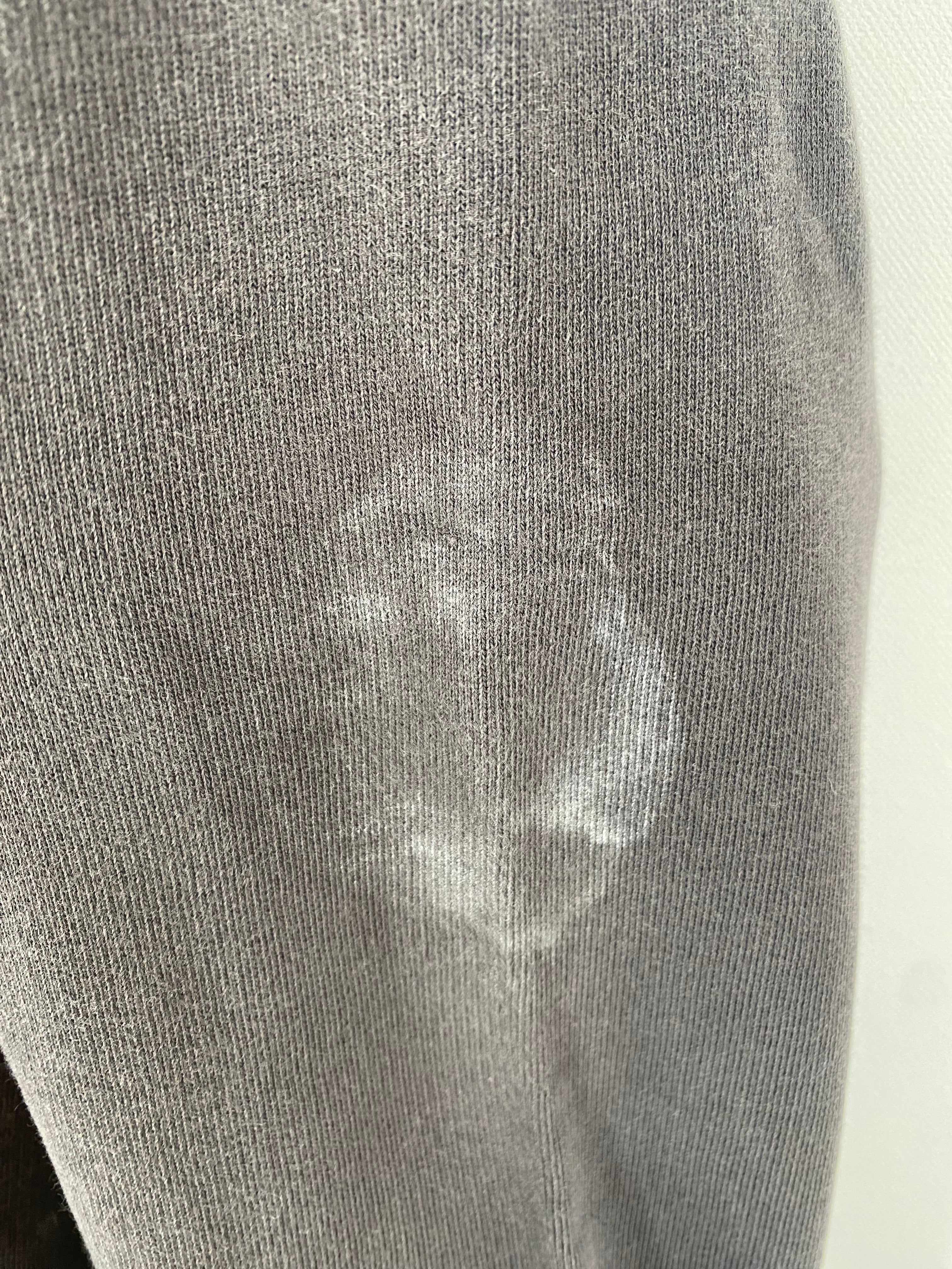 Hoodie Bio Sweat Ruß Gr. S mit sichtbarem Fleck am rechten Ärmel und kleinen Flecken vorne. Zustand: okay.
