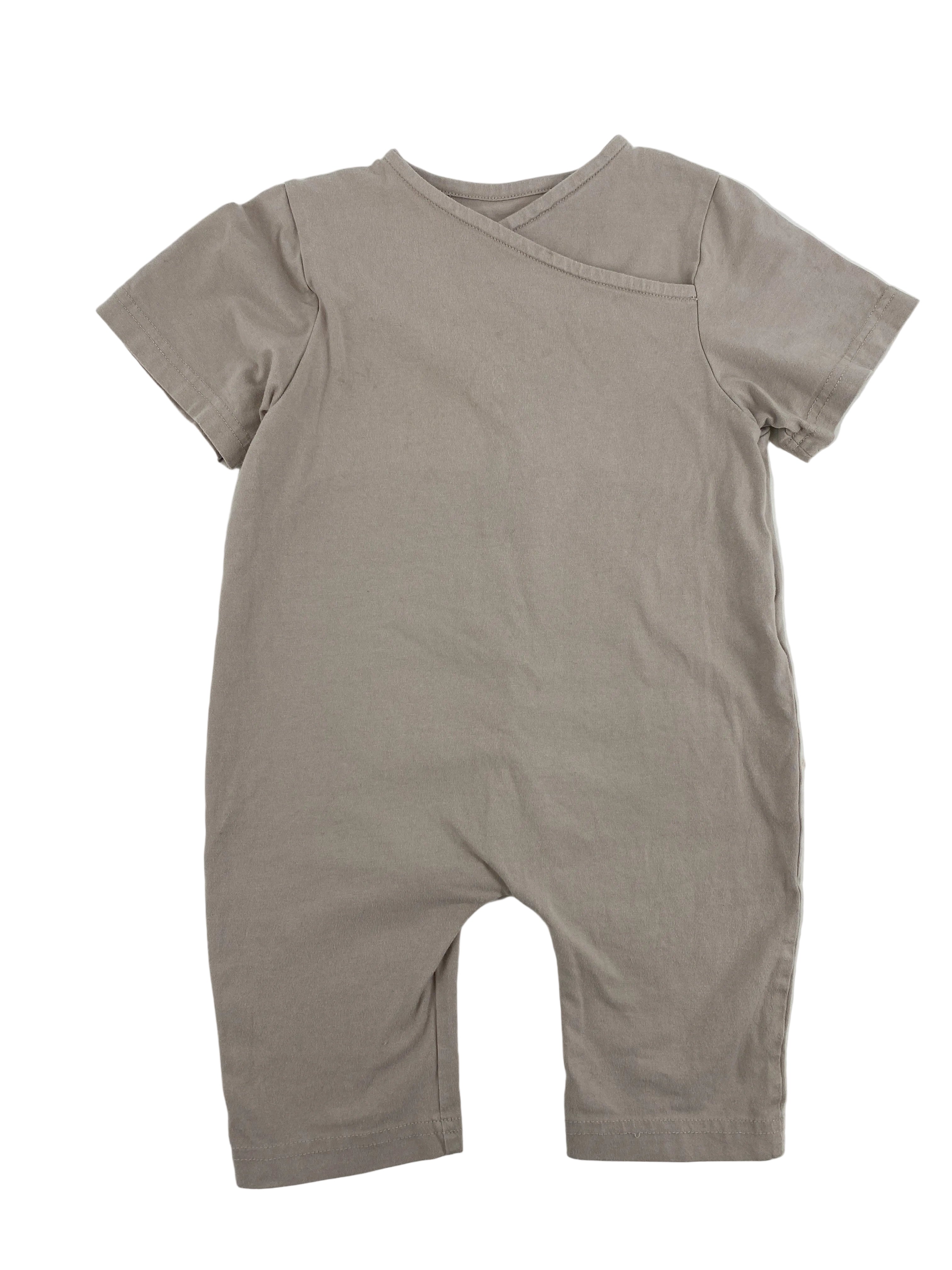 Wickeloverall Jersey Sand Gr 1Y, ein kurzärmeliger, knielanger Einteiler, flach auf weißem Hintergrund. Zustand: gut, mit leichten Flecken.