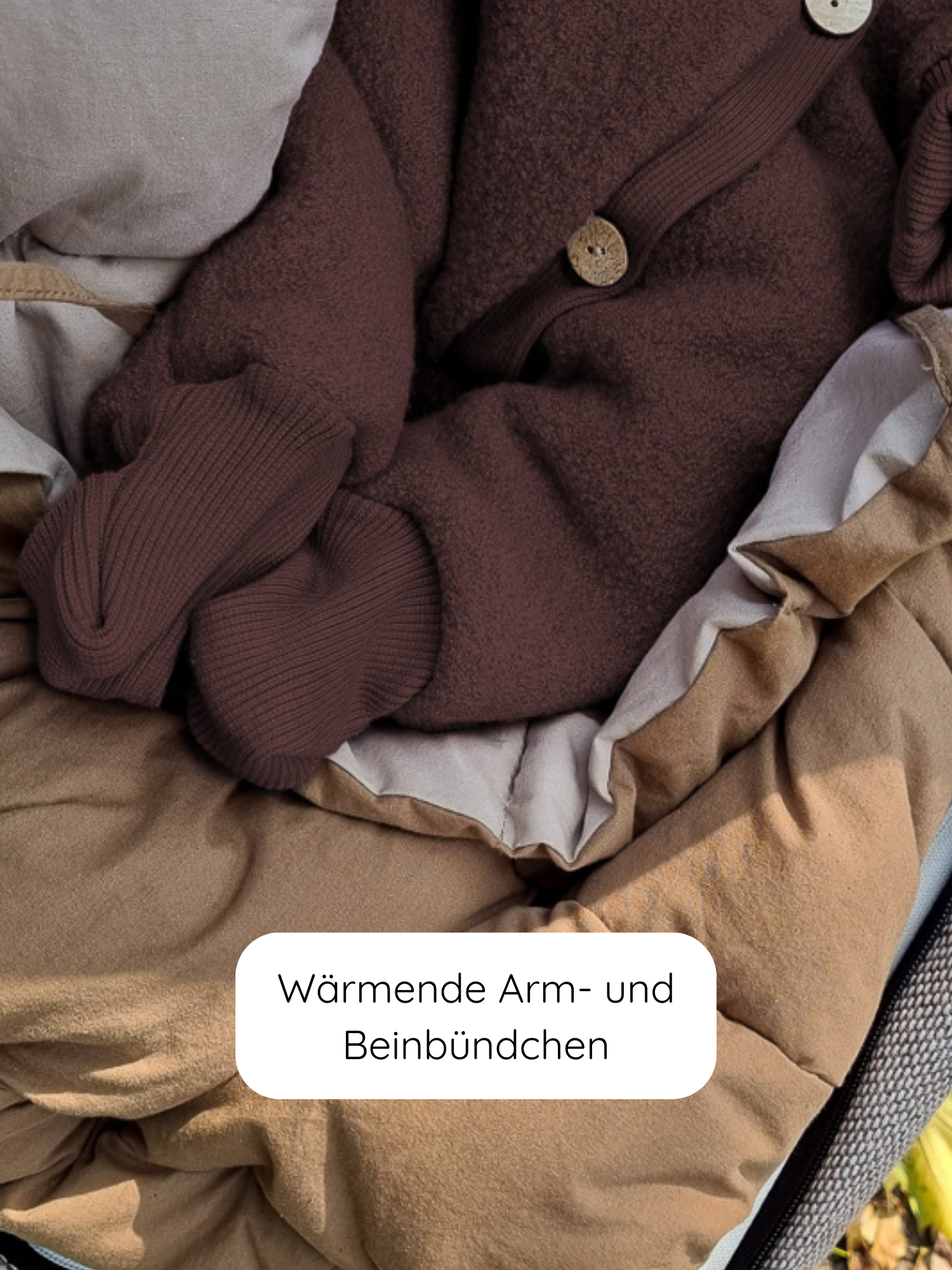 Winter Wollwalk Overall mit Teddyfutter - Schoko: Padded, fleece-lined baby romper with ribbed cuffs and wooden buttons, nestled in a beige, insulated shell, highlighted by Wärmende Arm- und Beinbündchen text overlay.