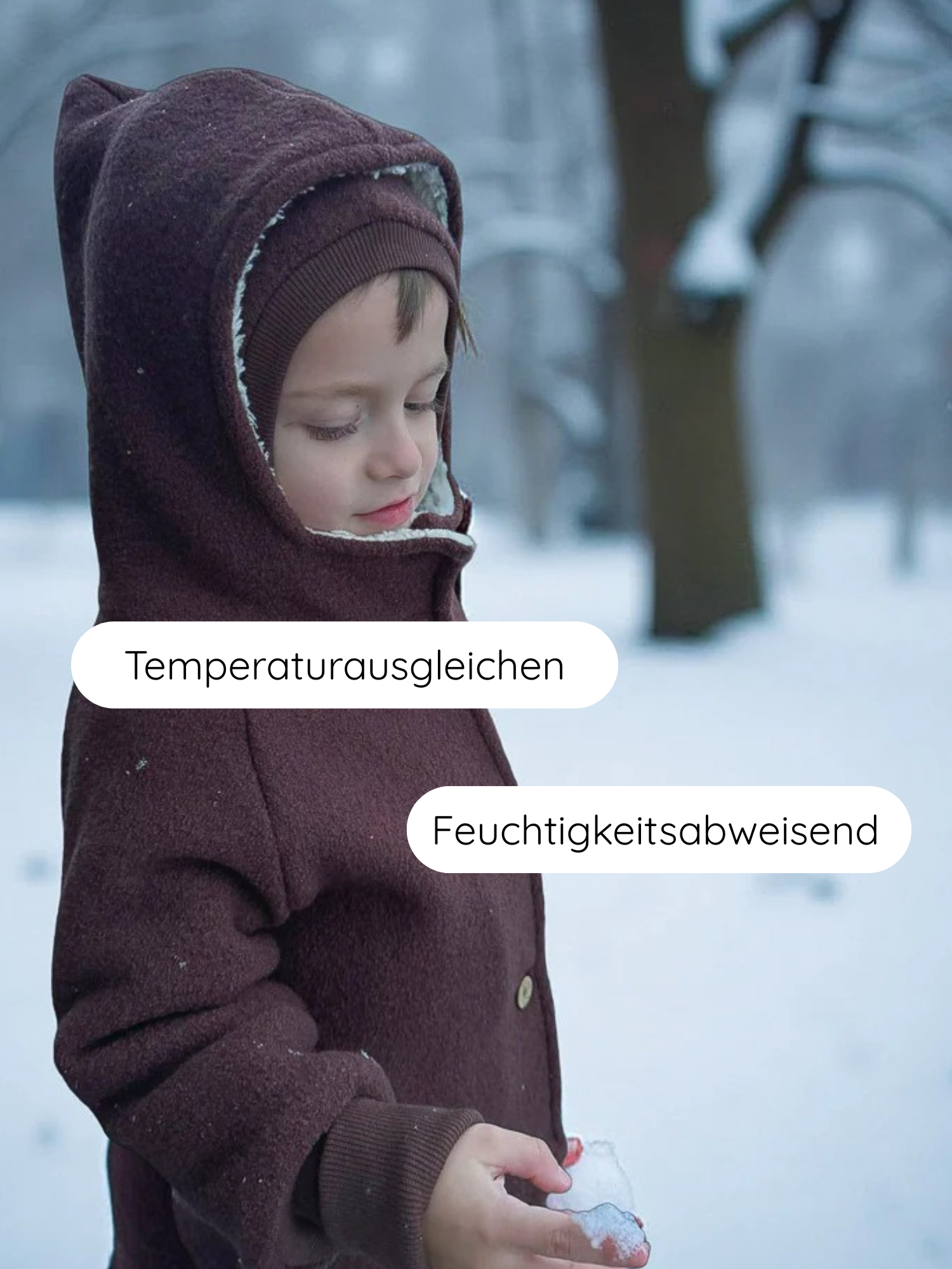 Kind im Schnee trägt Schlupfmütze Wollwalk - Schoko, eine schokofarbene, temperaturausgleichende und feuchtigkeitsabweisende Mütze. Sie schützt Kopf bis Hals, mit Wollwalk außen und Bio-Jersey innen.