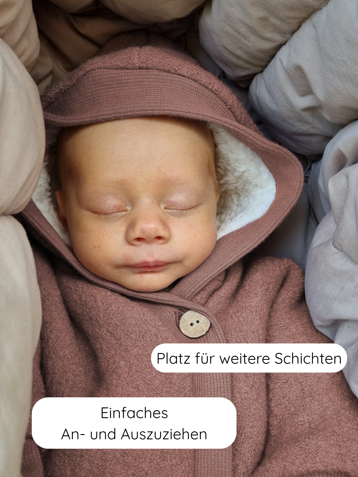 Schlafendes Baby im Winter Wollwalk Overall mit Teddyfutter - Zimt, eingewickelt in weiche Decken. Schriftzüge betonen einfache Handhabung und Platz für Schichten. Ideal für kalte Wintertage.