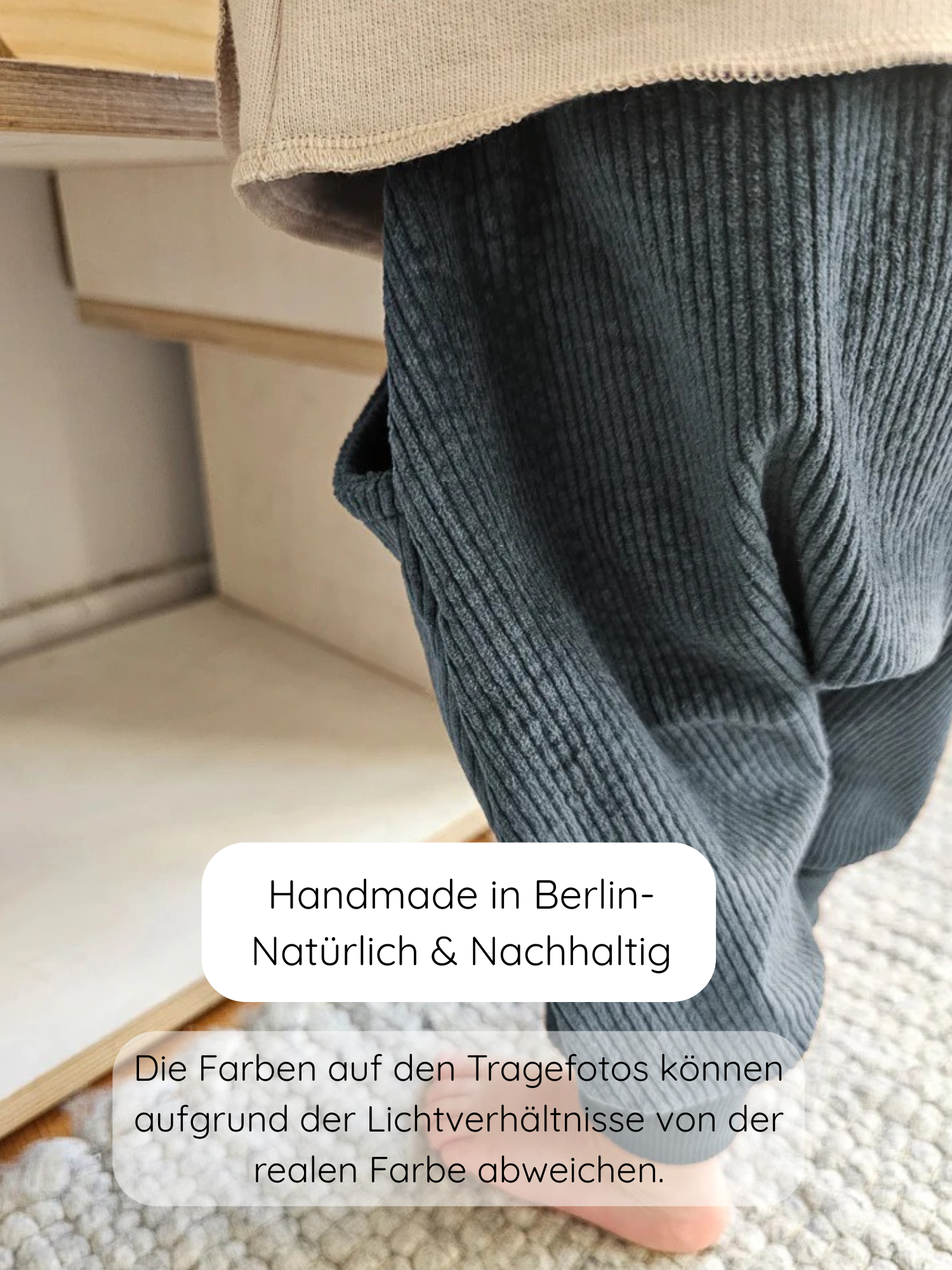 Knickerbocker Breitcord - Jeansblau: Ein Kind trägt bequeme, nachhaltige Breitcord-Hose mit Kängurutasche, ideal für Bewegungsfreiheit. Perfekt für alle Jahreszeiten, handgefertigt in Berlin. Bündchen bieten Wärme und Wachstumsspielraum.