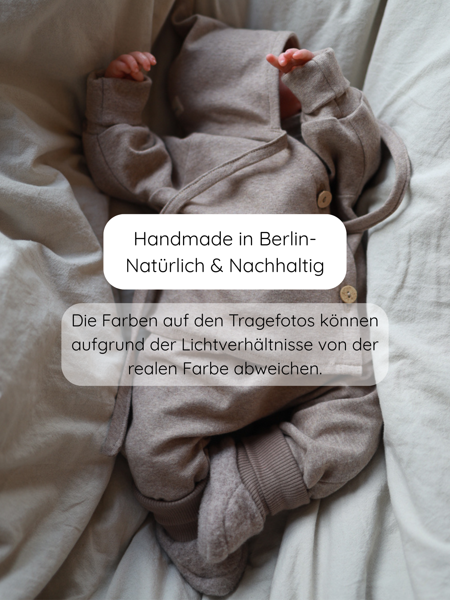 Babybooties Merino Wollfleece - Hafer: Ein Baby in einem weichen, neutral-beigen Jumpsuit trägt warme, flexible Merino-Wollfleece-Booties, die natürlich und atmungsaktiv sind, ideal für Zuhause oder unterwegs.
