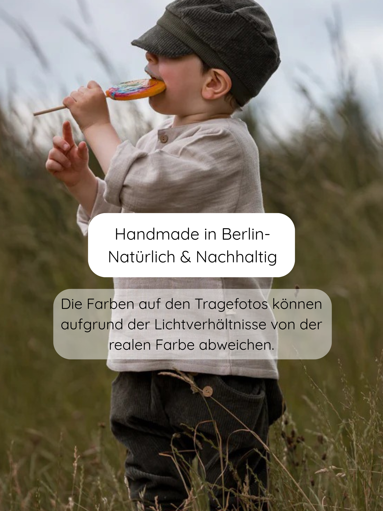 Ein Kind trägt die Knickerbocker Breitcord - Kiwi, eine weiche, lockere Cordhose, perfekt für aktive Tage. Es kombiniert sie mit einem hellen Leinenoberteil und einer Cordmütze im Freien.