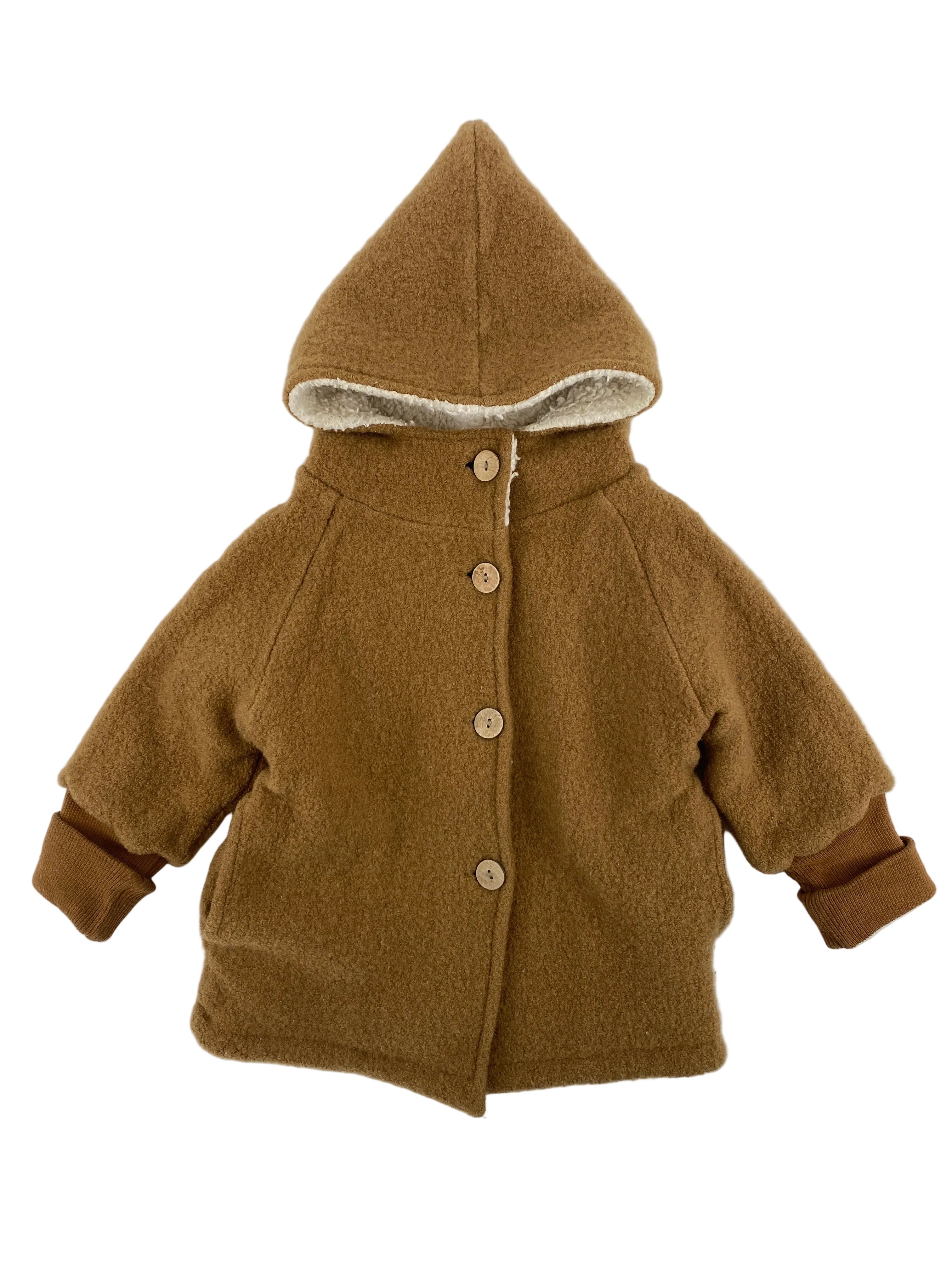 Kinder-Teddyjacke Wollwalk Kamel Gr 2Y mit Kapuze, weichem Fleece-Stoff und cremefarbenem Sherpa-Futter. Vier Holzknöpfe, leicht A-Linienform, gerippte Ärmelbündchen und zwei Seitentaschen. Zustand: sehr gut.