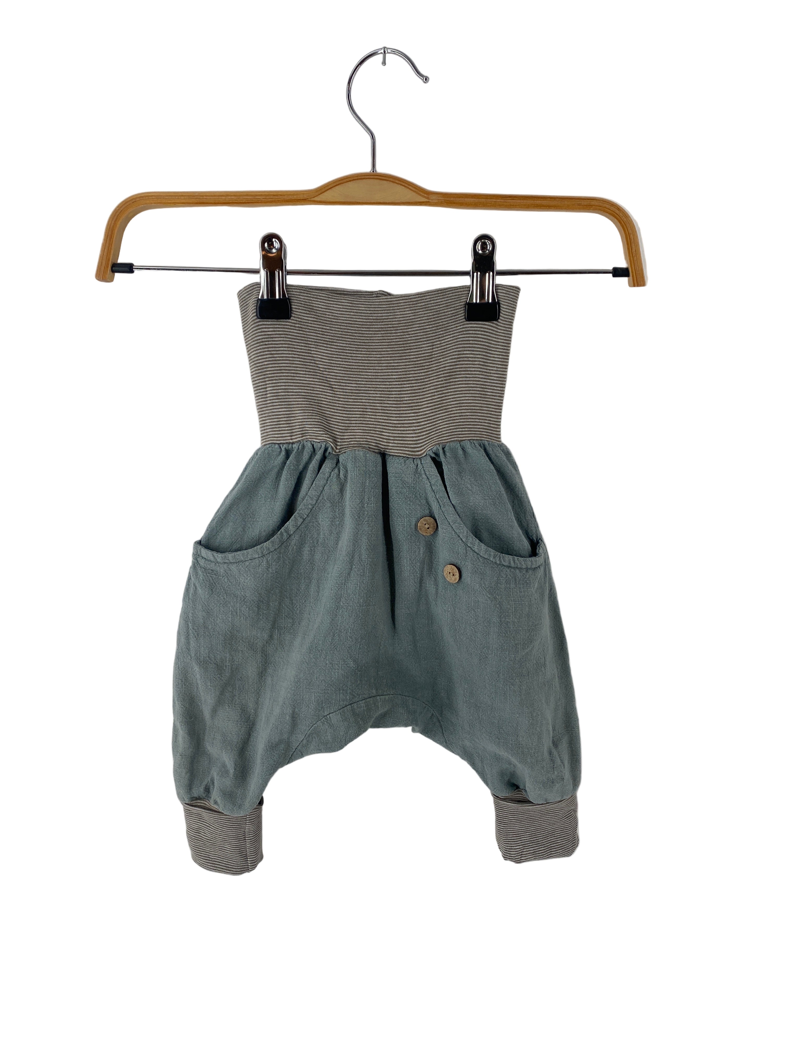 Knickerbocker Leinen hellblau Gr 6M, harem-style Kinderhose mit tiefem Schnitt, zwei Fronttaschen mit Holzknöpfen und breitem, gestreiftem Strickbund sowie Bündchen. Zustand: gut, Stoff an manchen Stellen dünner.