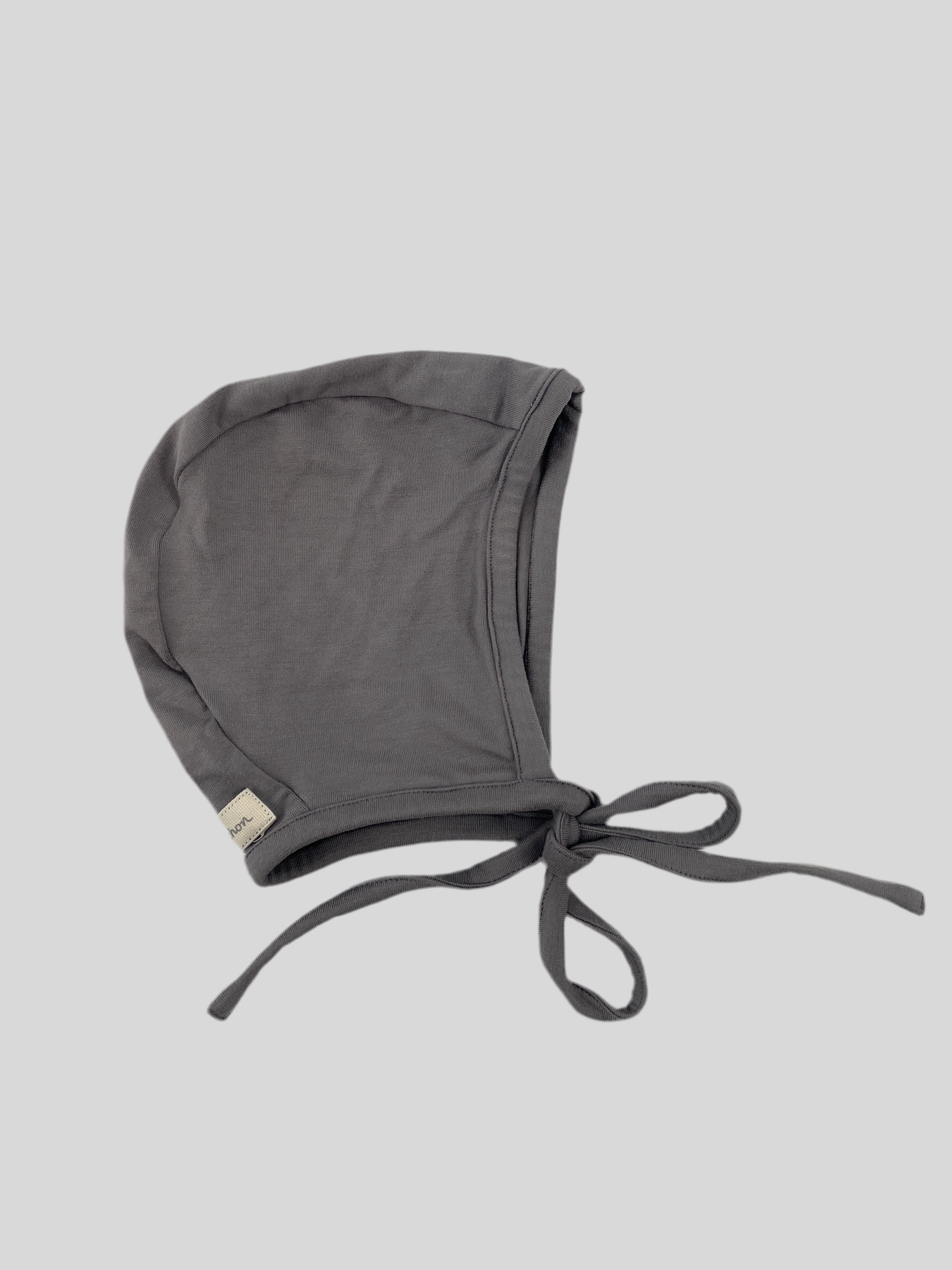 Babyhäubchen Jersey Natur Gr. 6M mit einem kleinen Loch auf der linken Seite, Zustand: neu. Das Häubchen wirkt weich und bequem, ideal für Babys im Alter von sechs Monaten.