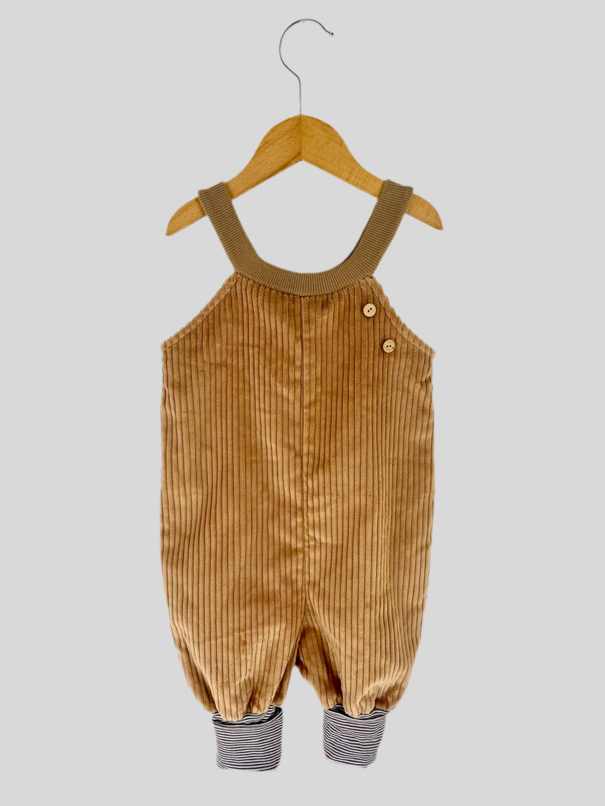 NEU Schlupflatzhose Samt-Breitcord Weizen Gr 6M, abgebildet auf einer Schaukel, zeigt feine Knöpfe und weichen Cordstoff, ideal für Babys.