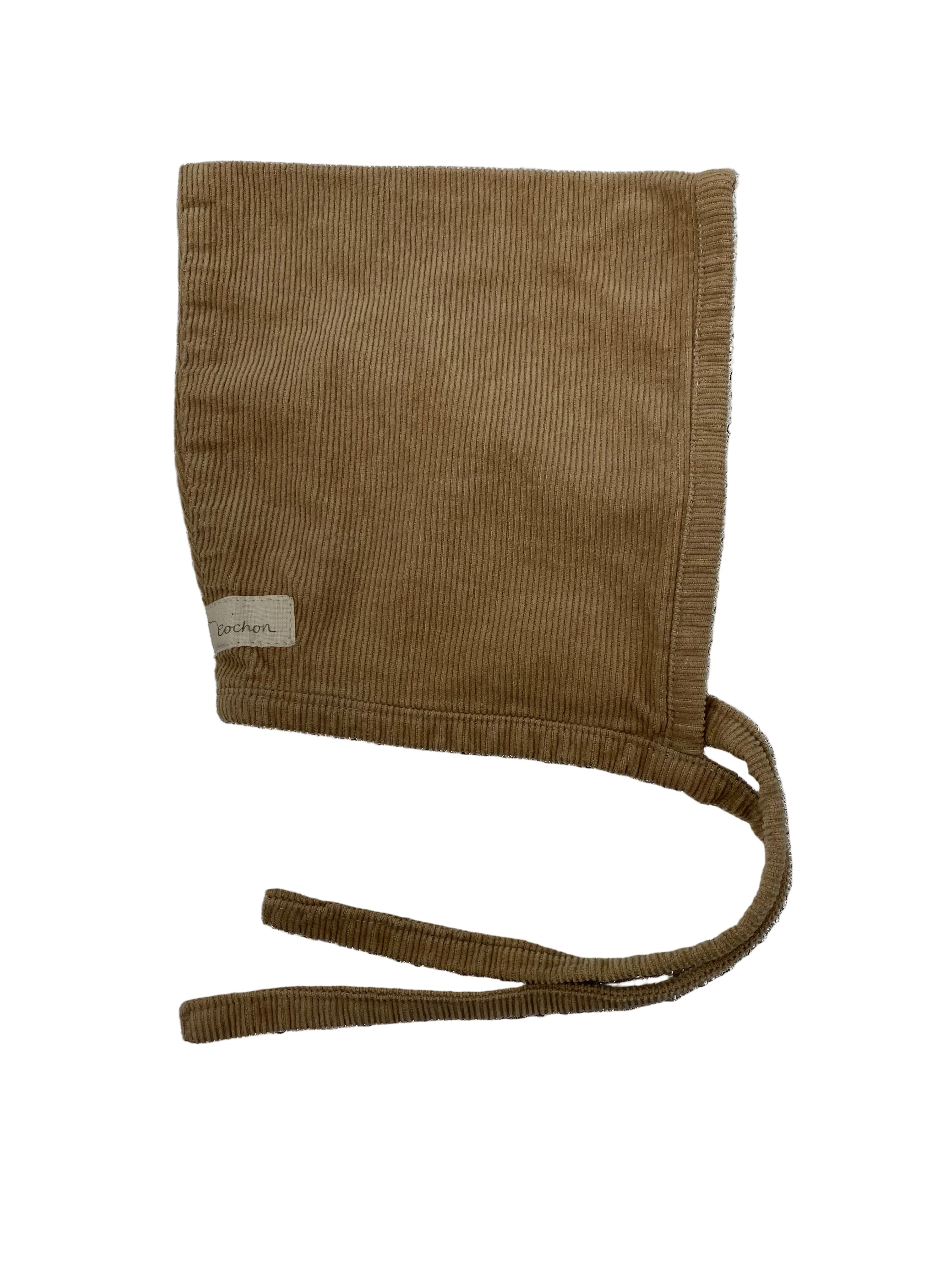 Zwergenmütze Feincord Creme Gr 0M-6M: Braune Cordmütze mit quadratischer Krone und langen Bändern zum Binden. Ein kleines Etikett ist seitlich angenäht. Zustand: gut.