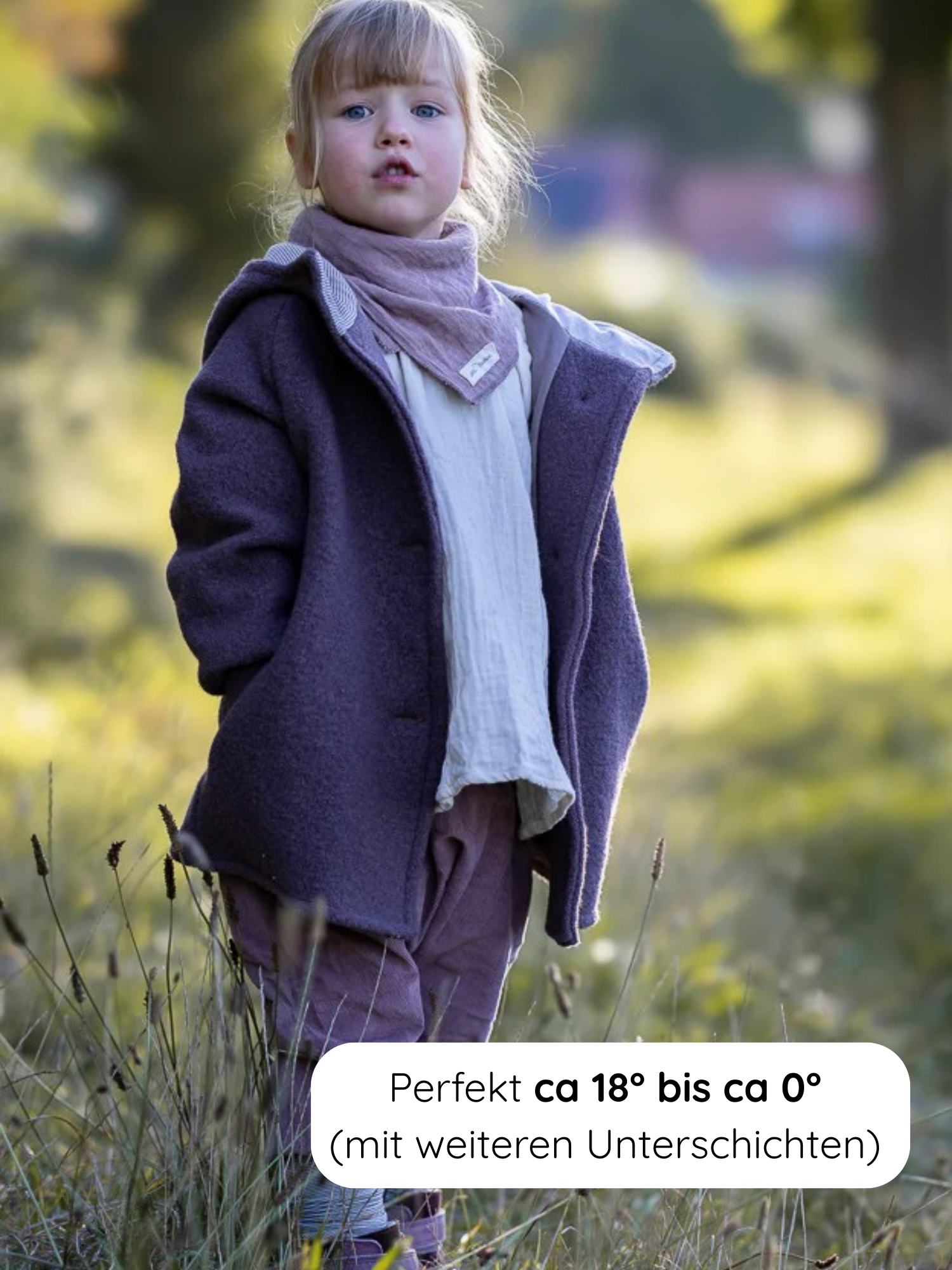 Ein kleines Mädchen trägt die Wichteljacke Wollwalk - Malve mit Bio-Jersey-Futter, kombiniert mit einem hellen Schal, lockerer Bluse und pinken Hosen, ideal für kühlere Temperaturen.
