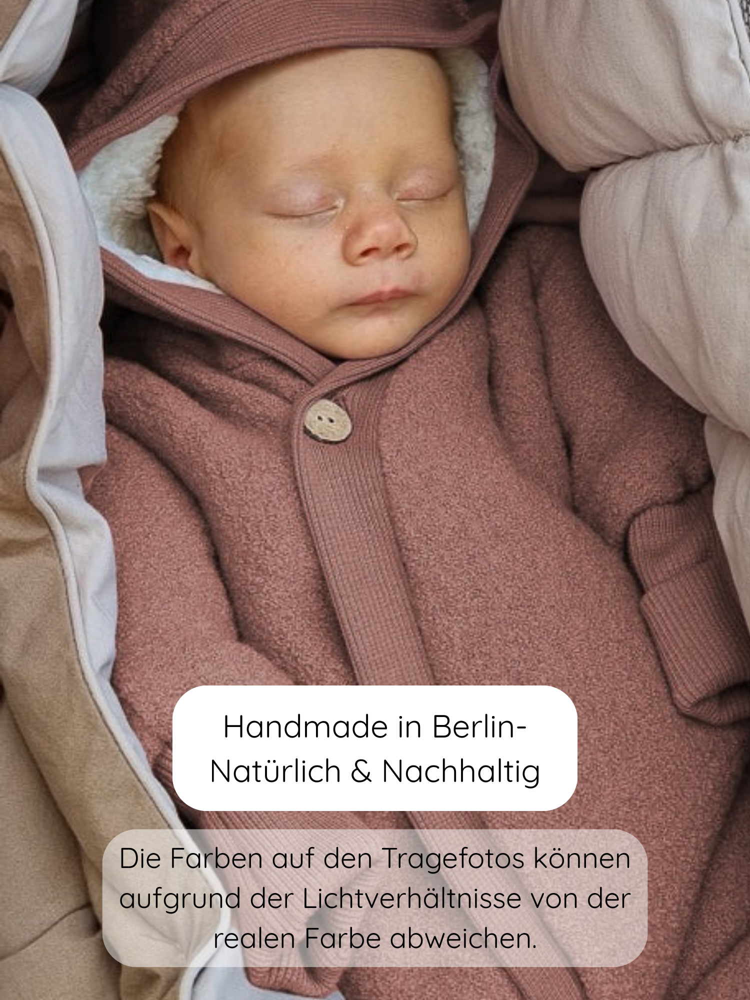 Schlafendes Baby im Winter Wollwalk Overall mit Teddyfutter - Zimt, eingekuschelt in einem Trageeinsatz. Das Outfit ist mit Kapuze und weichem Teddyplüsch gefüttert, handgefertigt in Berlin.