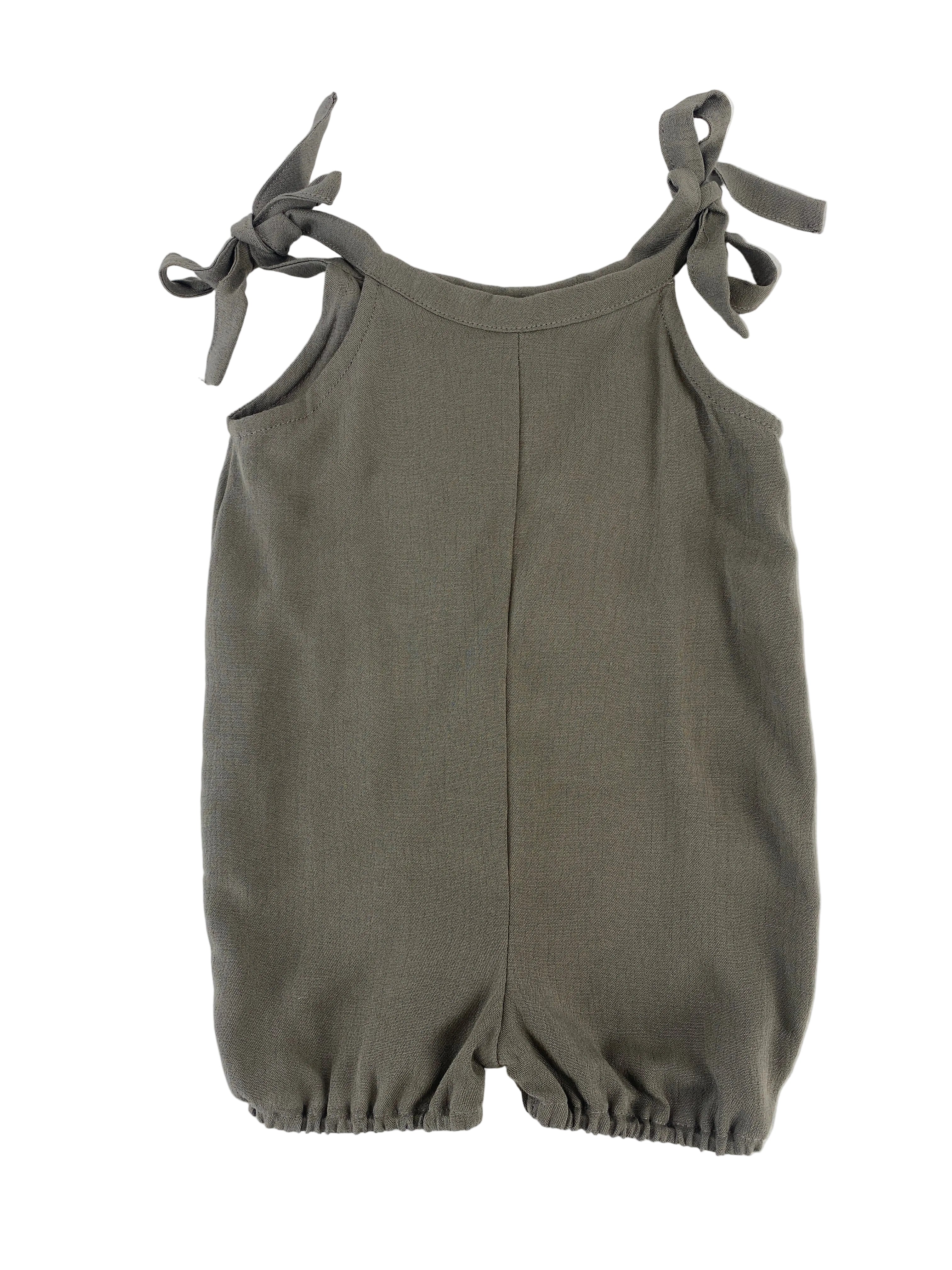 Kurze Latzhose zum Binden Crêpe Maus Gr 3M: Ein ärmelloser, olivgrüner Einteiler mit Schleifen an den Schultern und elastischen Beinöffnungen, aus leichtem Stoff mit gerader Silhouette und Frontnaht.