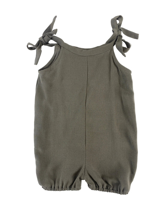 Kurze Latzhose zum Binden Crêpe Maus Gr 3M: Ein ärmelloser, olivgrüner Einteiler mit Schleifen an den Schultern und elastischen Beinöffnungen, aus leichtem Stoff mit gerader Silhouette und Frontnaht.