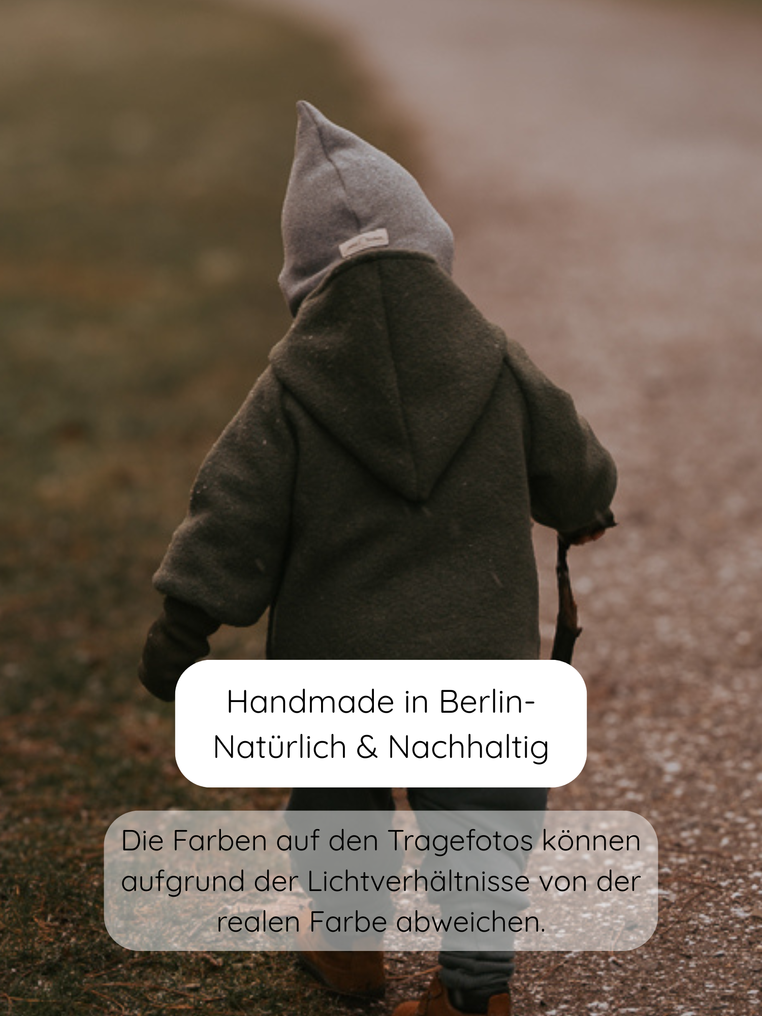 Ein Kind trägt eine Schlupfmütze Strick - Maus, aus weichem Strickgewebe, das den Kopf und Hals vor Wind schützt. Die Mütze ist aus recycelter Baumwolle, handgefertigt in Berlin.