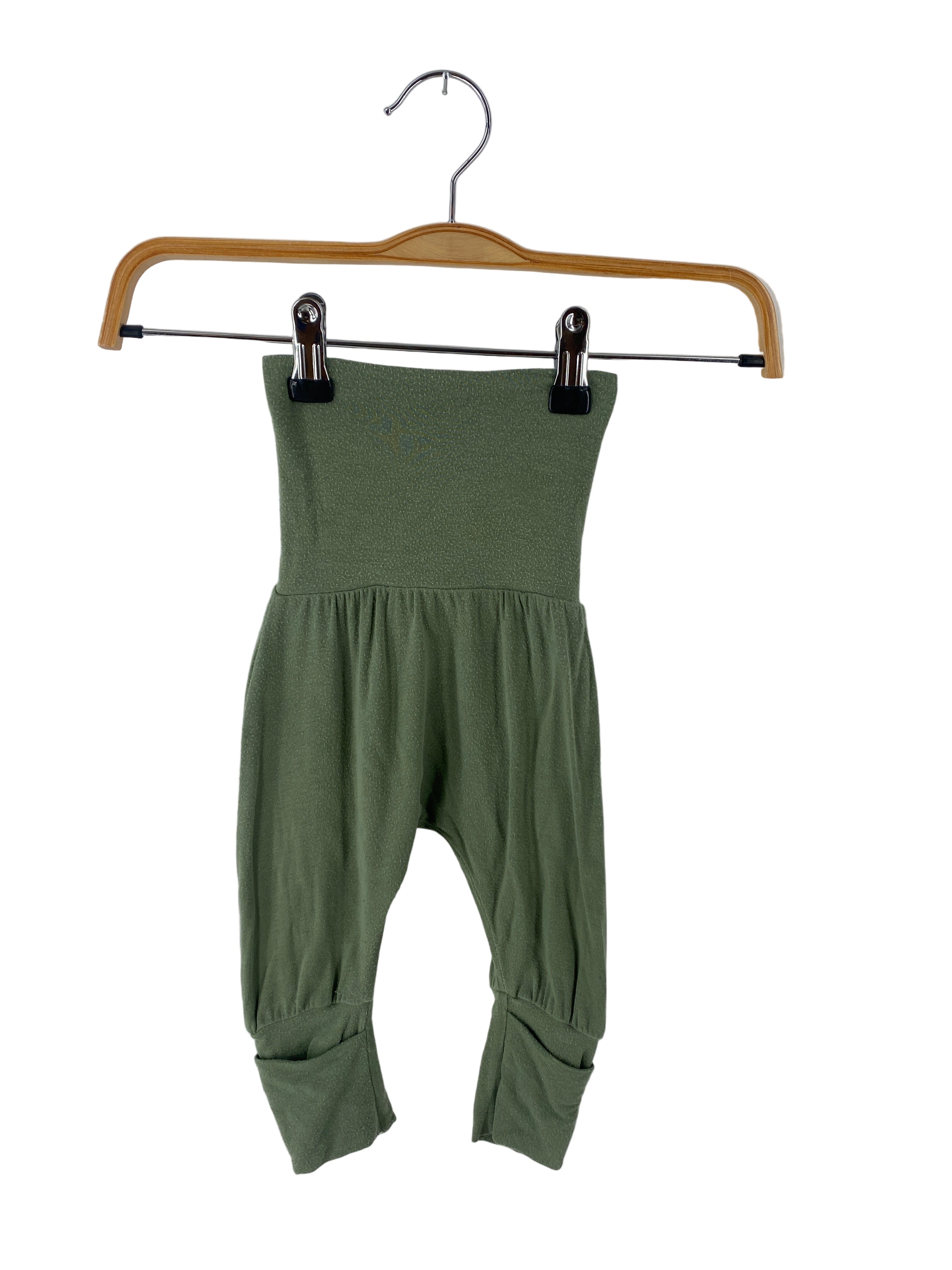 Kopie Babyknicker Kaschmir Mix Eukalyptus Gr 3M, olivegrüne, hochgeschnittene, weiche Haremshose für Babys oder Kleinkinder, hängt an einem Holz-Metall-Kleiderbügel vor schlichtem weißen Hintergrund.