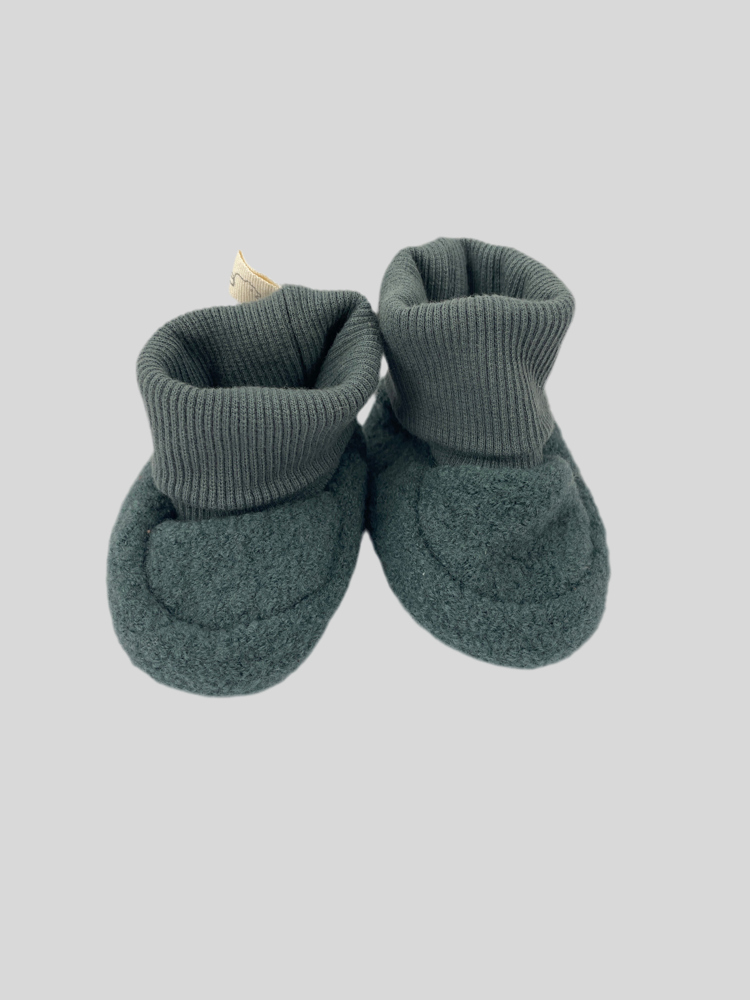 Babybooties Wollwalk Taube Gr. 6M: Weiche Fleece-Babyschuhe mit flauschigem Stoff und geripptem Strickbund, die die Füße eines Säuglings sicher und warm halten. Zustand: neu.