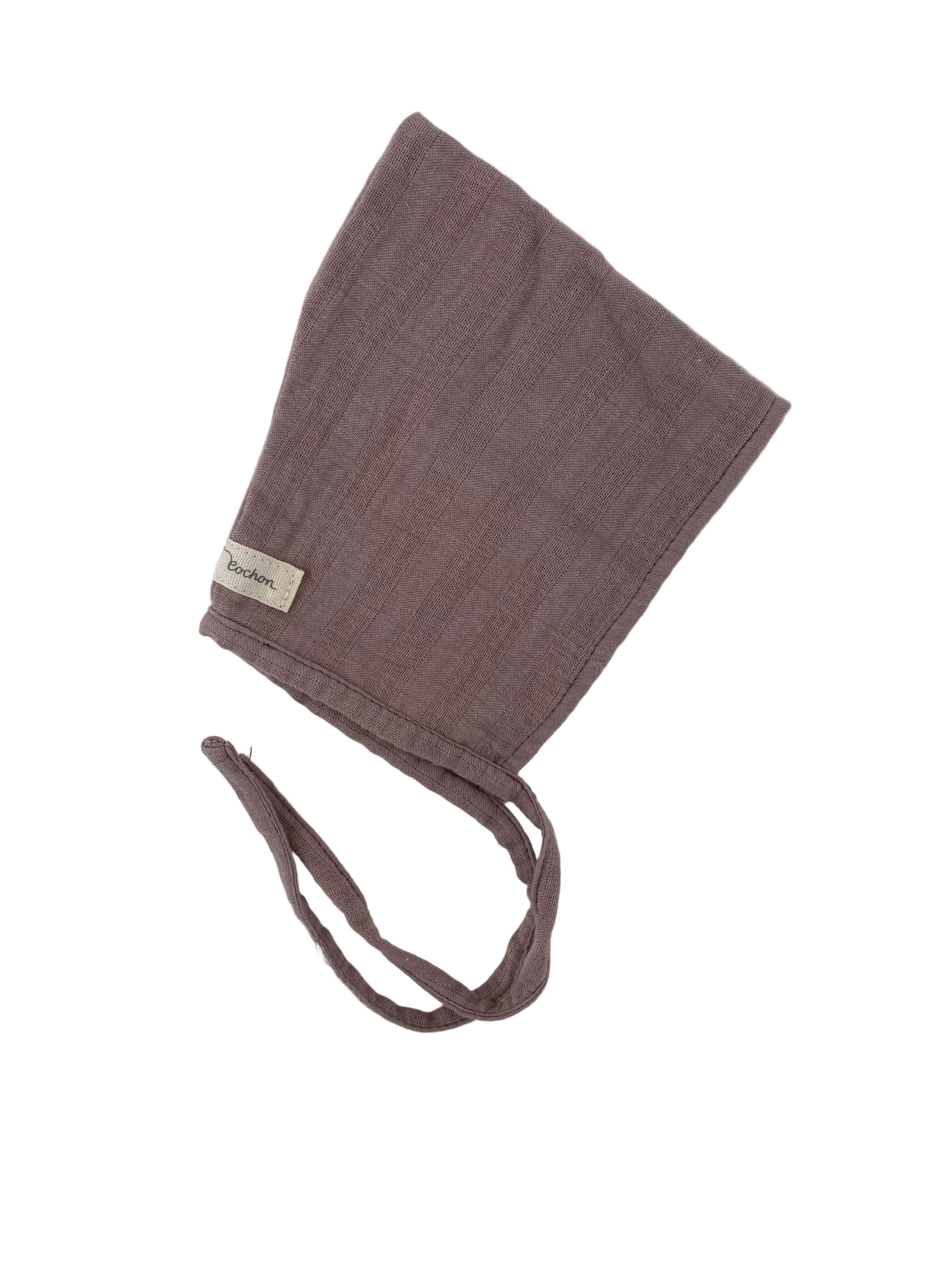 Kopie Zwergenmütze Musselin Lavendel Gr 3M: Babys Mütze aus strukturiertem Baumwollstoff mit langen Bändern zum Binden unterm Kinn. Zustand: sehr gut, wie neu.