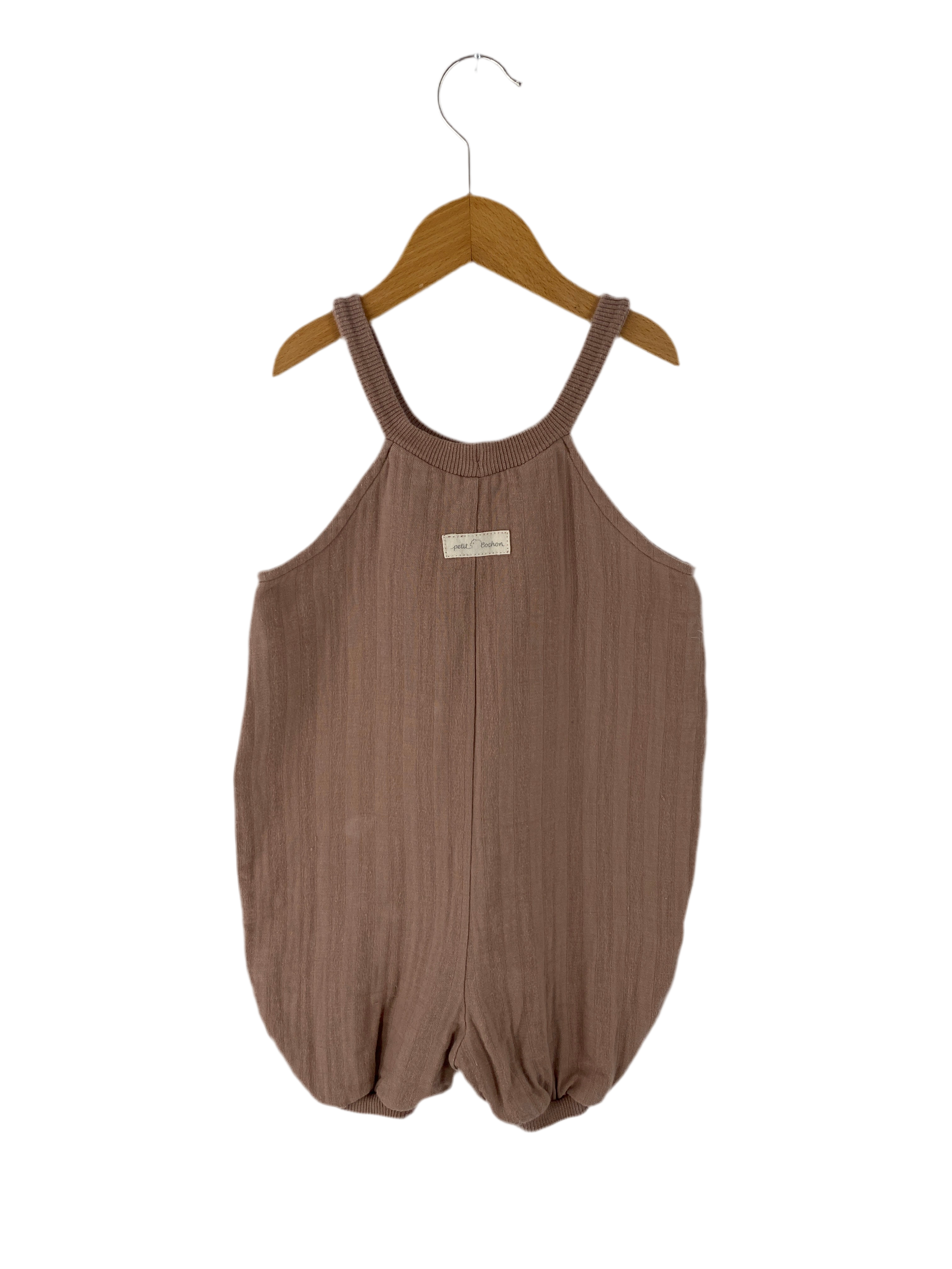 Kurze Schlupflatzhose Bio Musselin Puder Gr 1Y: Ärmelloser Einteiler mit breiten Trägern, gerafftem Bubble-Schnitt und kleinem Stoffetikett auf der Brust; kleiner heller Fleck hinten.