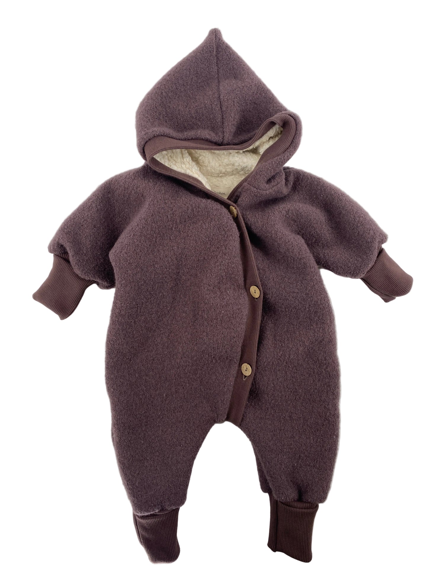 Der Winteroverall Wollwalk Malve mit Teddyfutter Gr 0M zeigt einen einteiligen, kapuzenbehafteten Baby-Strampler aus weichem Fleece, mit durchgehender Knopfleiste, gerippten Bündchen und gefütterter Kapuze, ideal für kalte Tage.
