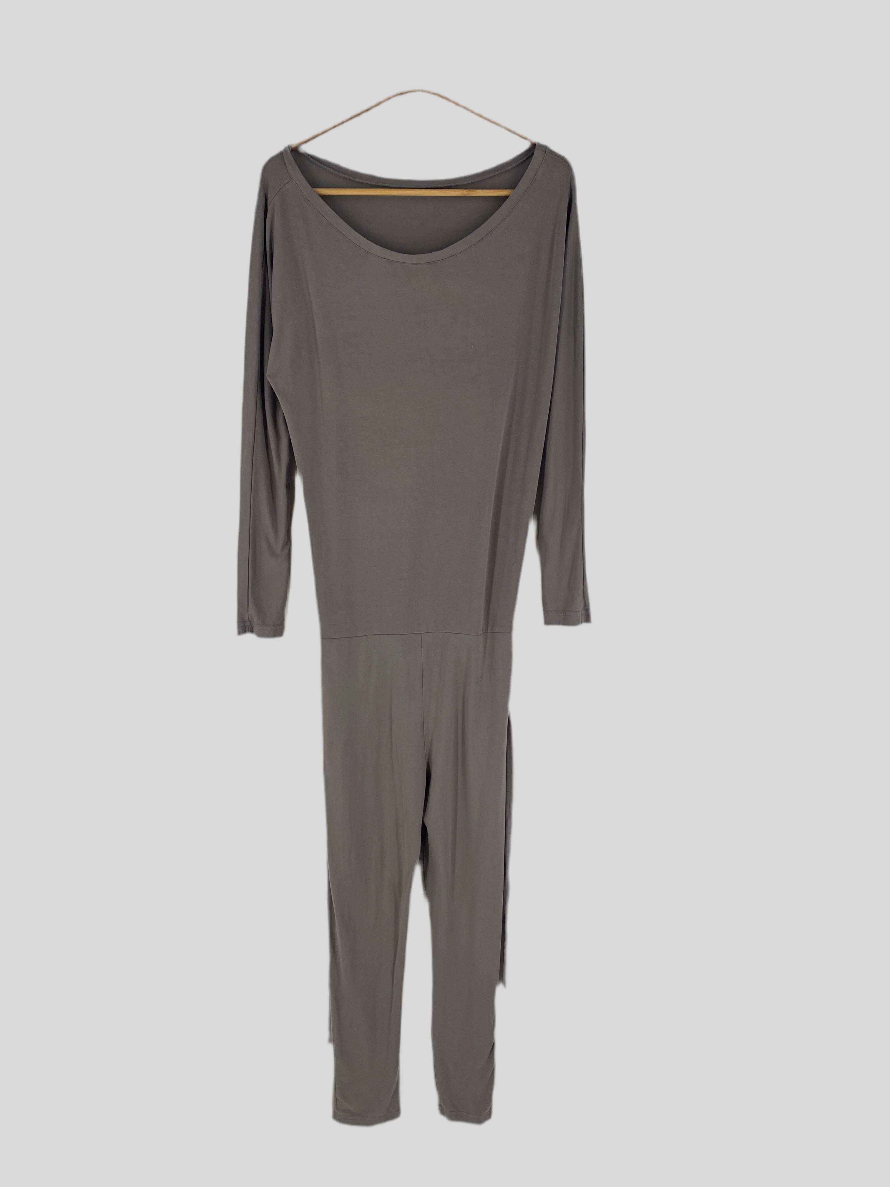 Jumpsuit Bio-Jersey hellgrau Gr S: Langärmeliger Einteiler auf einem Holzkleiderbügel. Zustand: gut, mit einer lockeren Naht am Halsausschnitt und kleinem Fleck vorne.