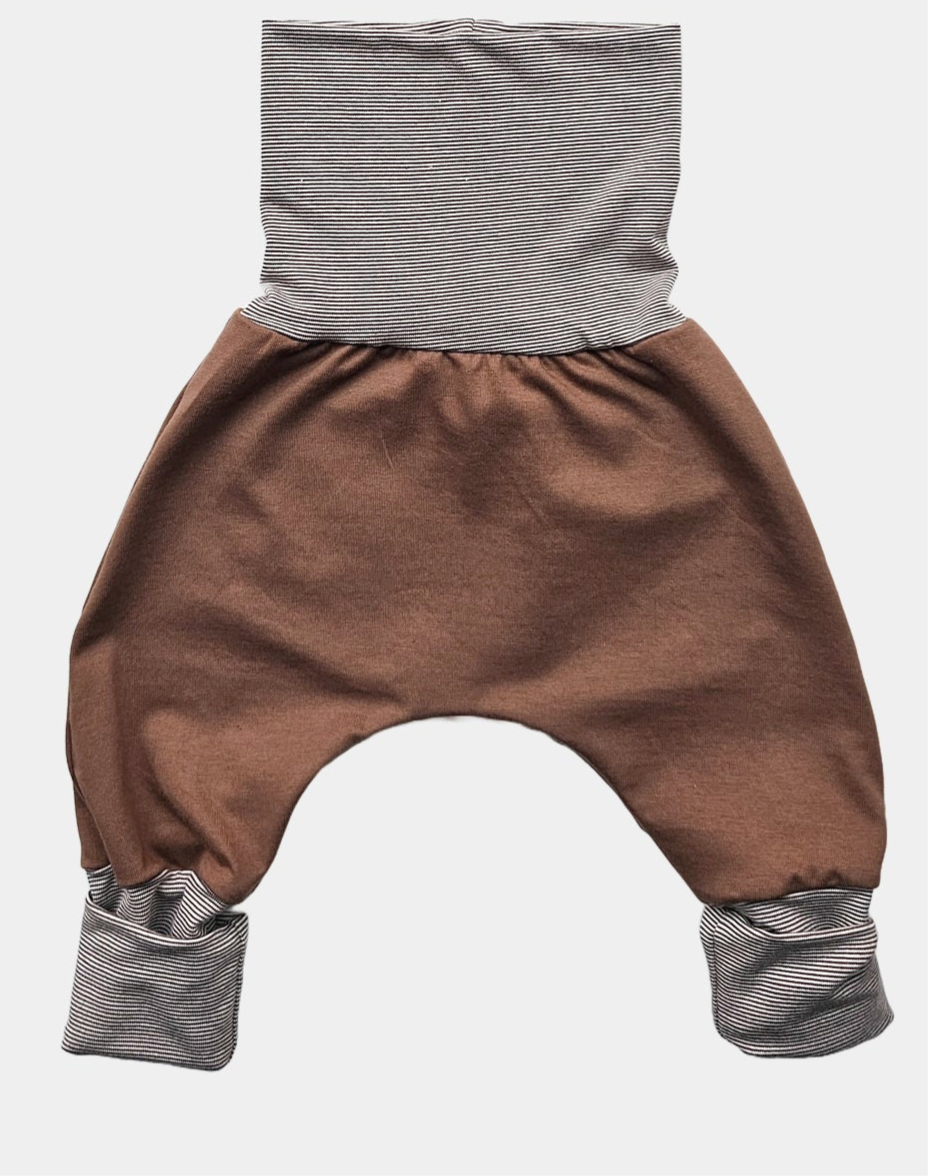 Babyknicker Jersey - Nougat: Haremstil Babyhose aus braunem Strickstoff mit grauweiß gestreiftem Bund und Bündchen, aus 100% Bio-Baumwolle, bequem und mitwachsend, ideal für Babys Erstausstattung.