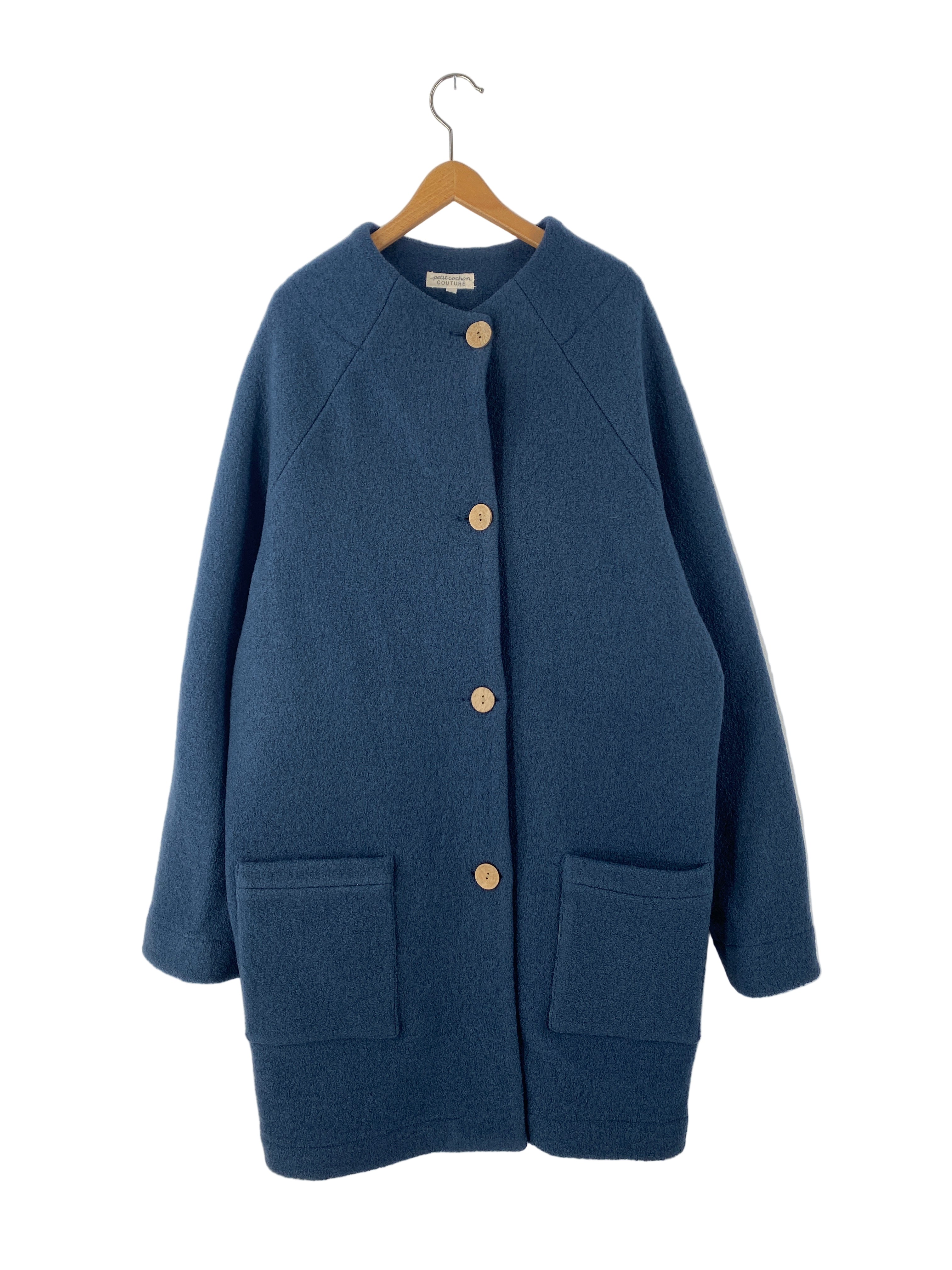Damenmantel Wollwalk Marine Gr S: Midilanger, dunkelblauer Mantel aus Woll-Mix mit rundem Ausschnitt, vier Holzknöpfen, großen Taschen und Raglanärmeln. Label: “petite cochon Couture.” Zustand: neu.