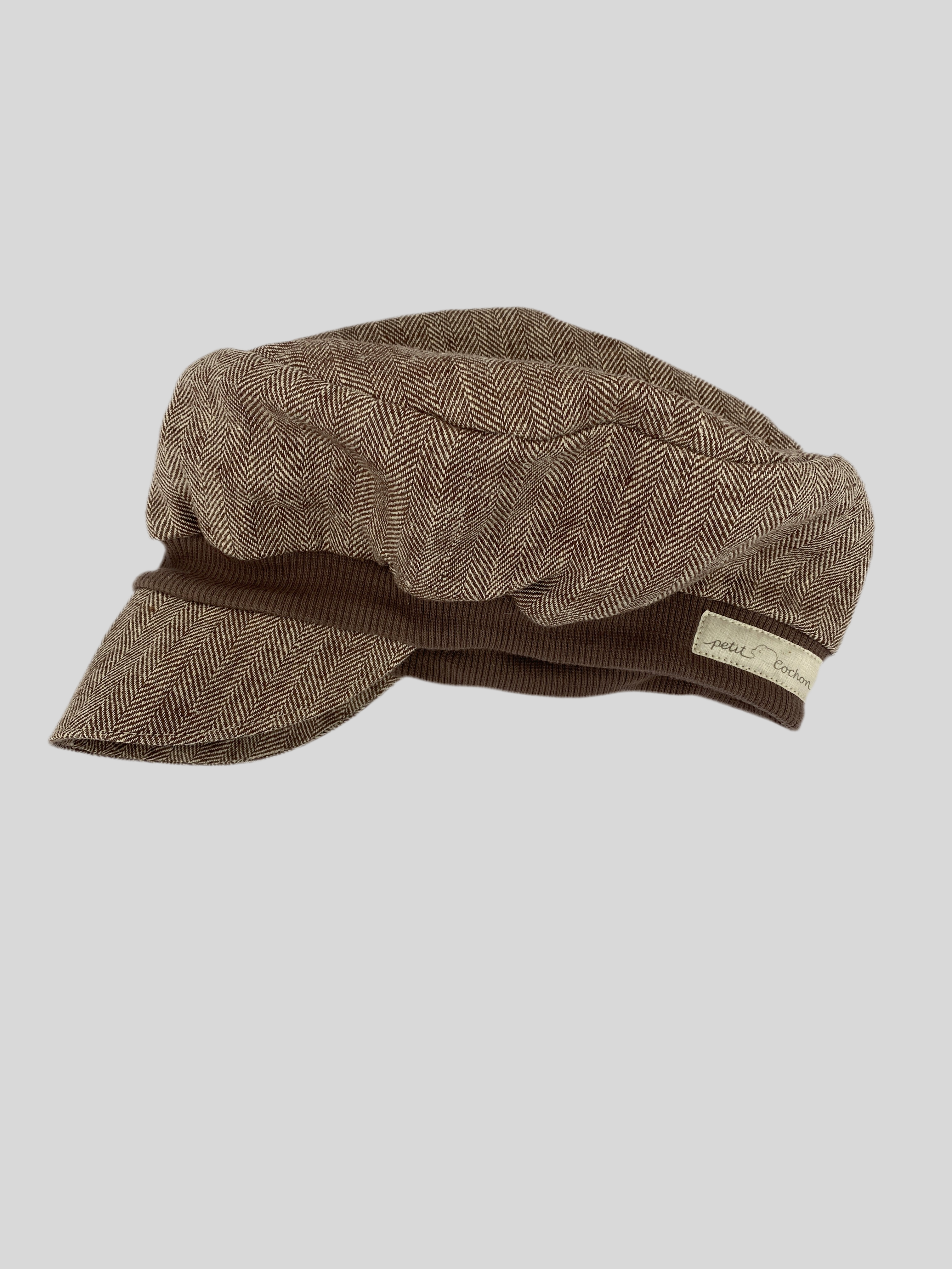 Michelmütze Fischgrat Schlamm Gr 2-4Y: Stilvolle Bäckerjungenmütze mit kleinem Schirm, Fischgrätmuster und geripptem Band, seitlich mit „petit cochon“-Label verziert. Zustand: neu.