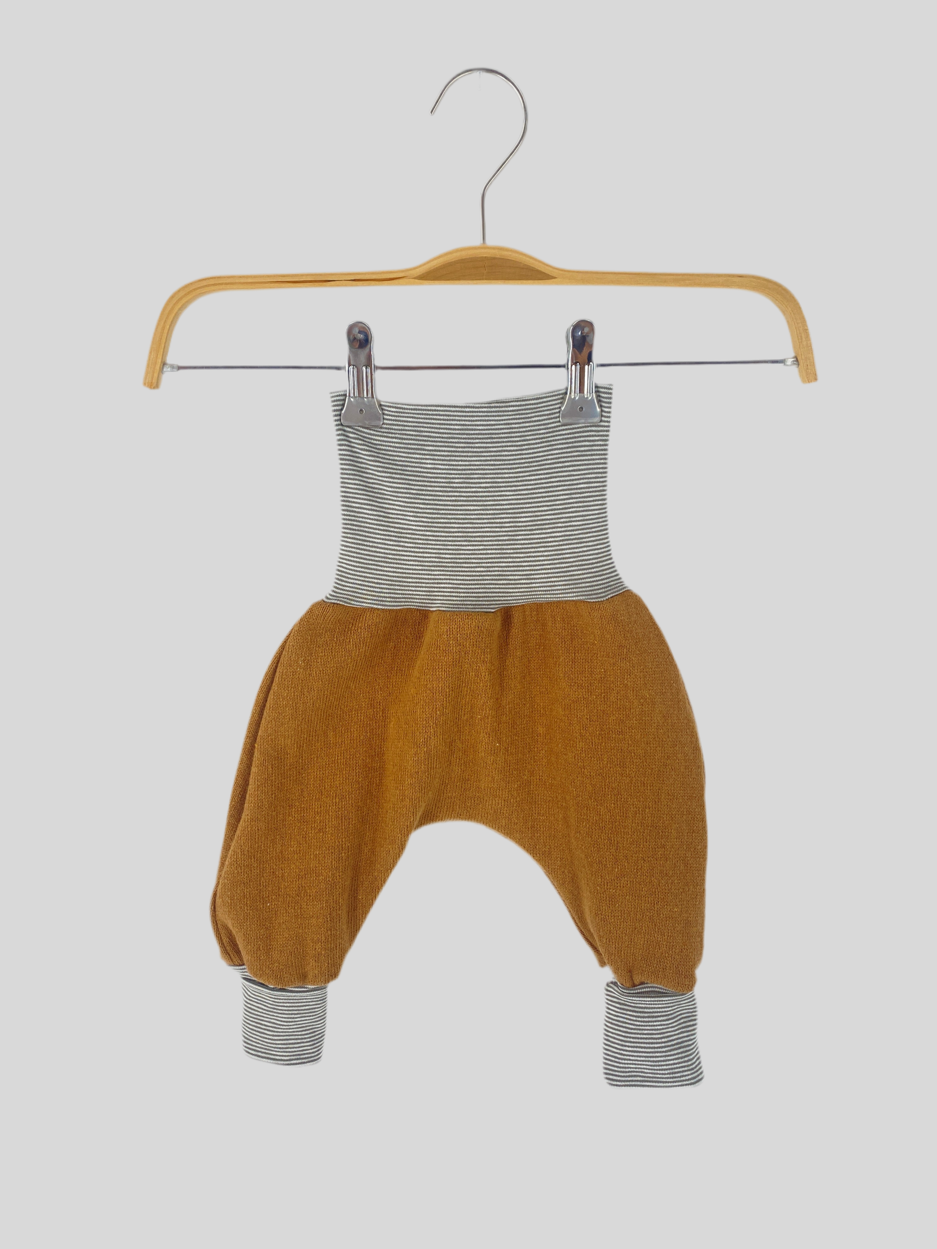 Babyknicker Strick Sahara Gr. 0M, neu. Die Strickknicker ist klein, für Neugeborene geeignet und zeigt feine Strickdetails. Ideal für Babys in der Größe 0 Monate.