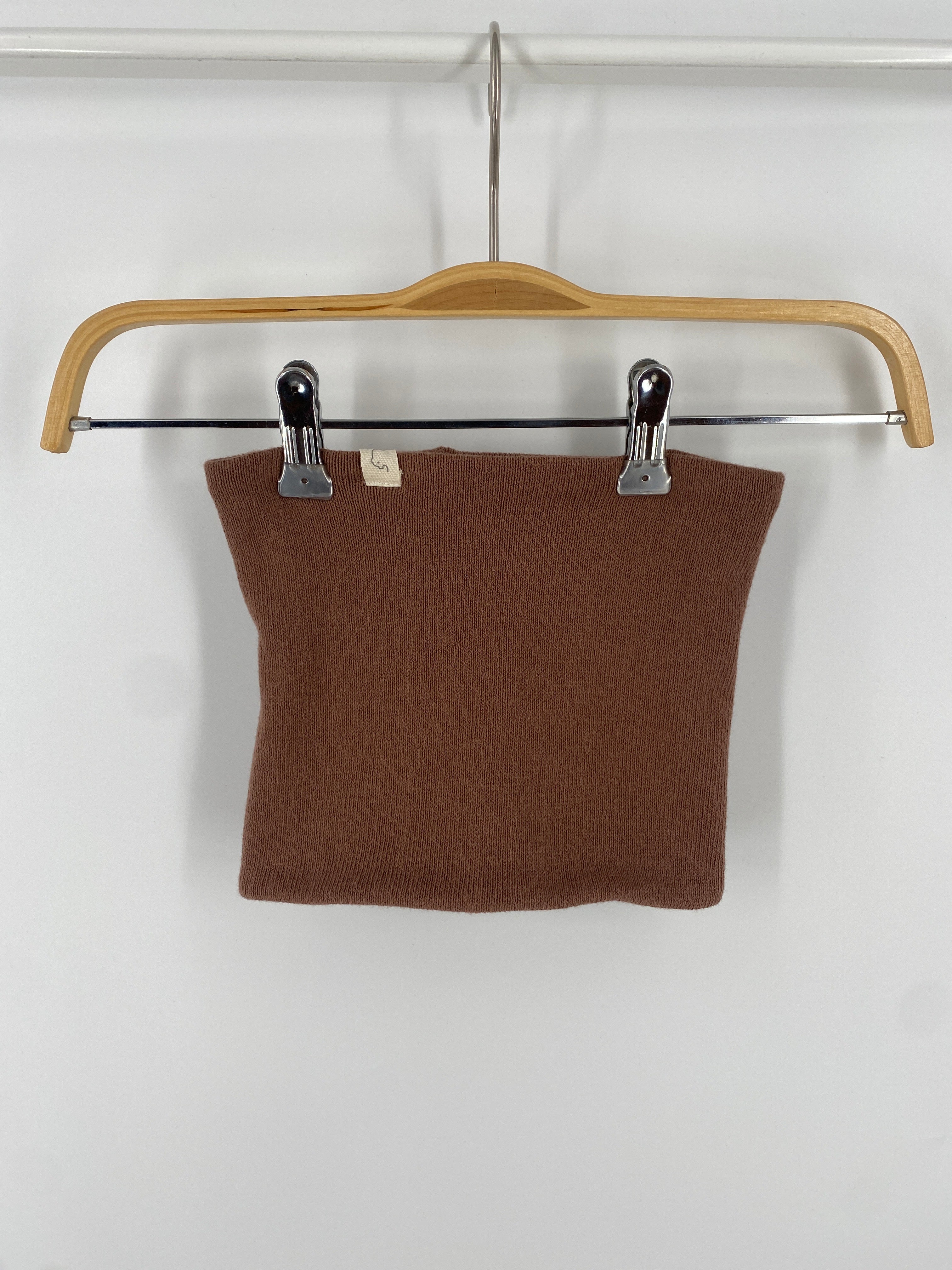 Braunes NEU Loop Strick Nougat für Kinder, Größe 6M-2Y, auf einem Holz-Kleiderbügel präsentiert, mit modischem Muster und Metallclips sichtbar. Zustand: neu.