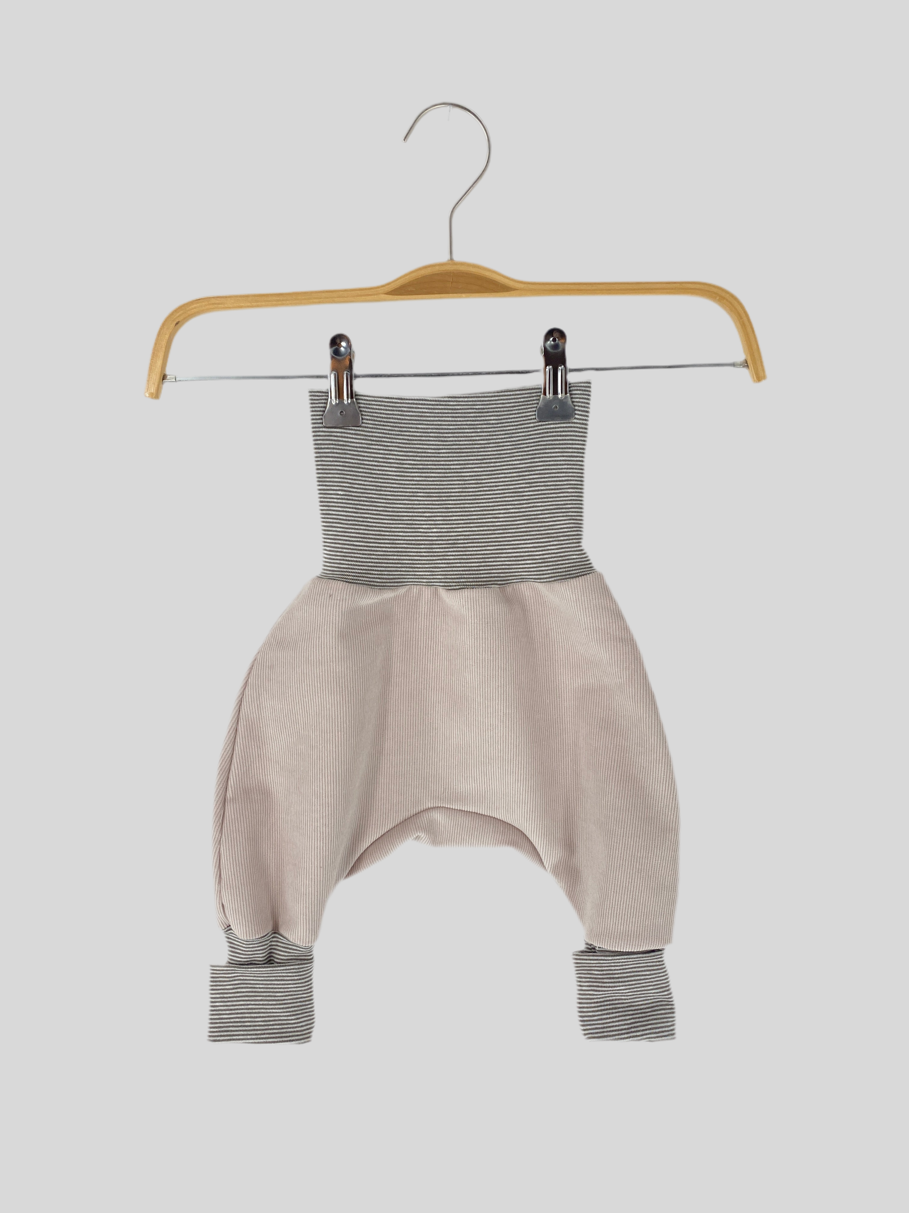 Babyknicker Feincord Sand Gr. 0M, neu. Hergestellt aus feinem Cordstoff, ideal für Neugeborene. Enthält elastische Bündchen für bequemen Sitz. Perfekt für den täglichen Gebrauch.